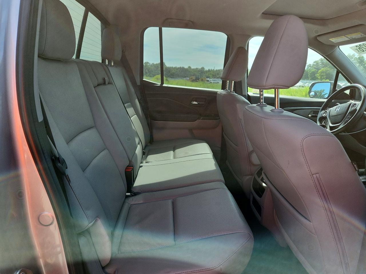 2019 Honda Ridgeline Rtl Silver vin: 5FPYK3F64KB025652