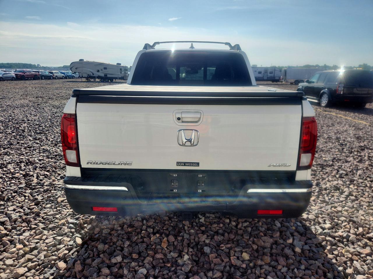 2017 Honda Ridgeline Rtl White vin: 5FPYK3F74HB024468
