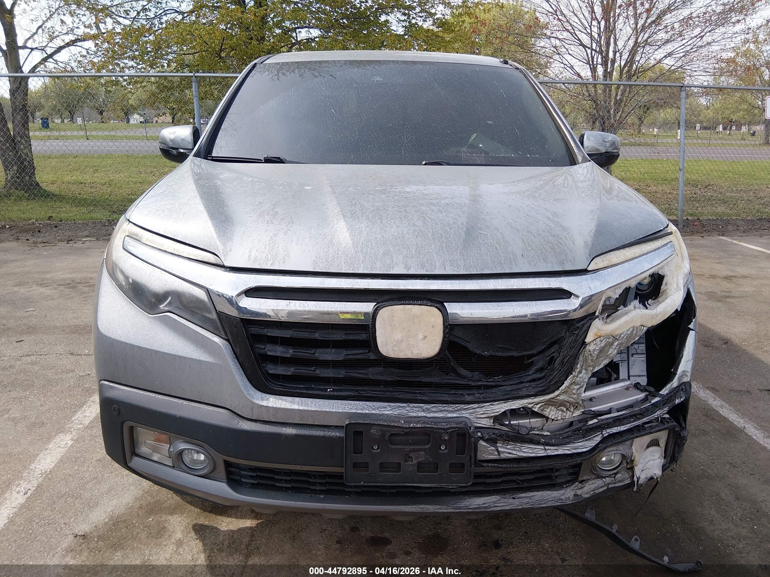 2018 Honda Ridgeline Rtl-e Silver vin: 5FPYK3F76JB007709
