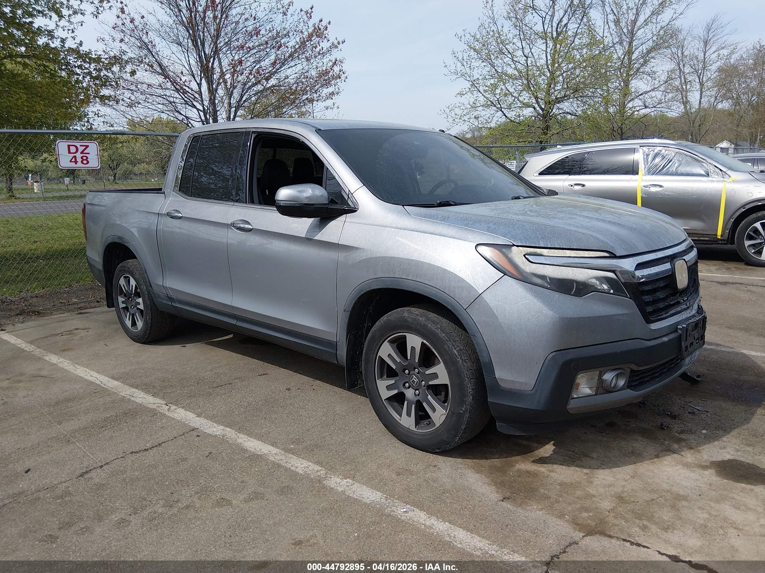 2018 Honda Ridgeline Rtl-e Silver vin: 5FPYK3F76JB007709