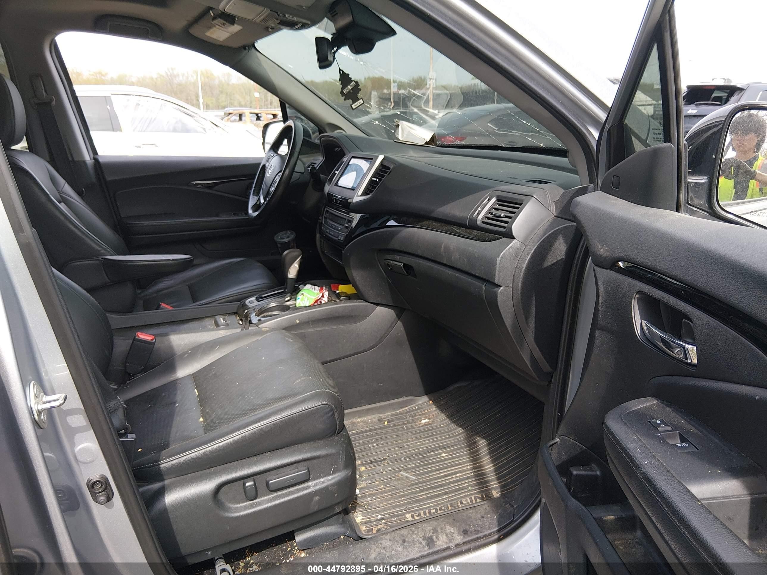 2018 Honda Ridgeline Rtl-e Silver vin: 5FPYK3F76JB007709
