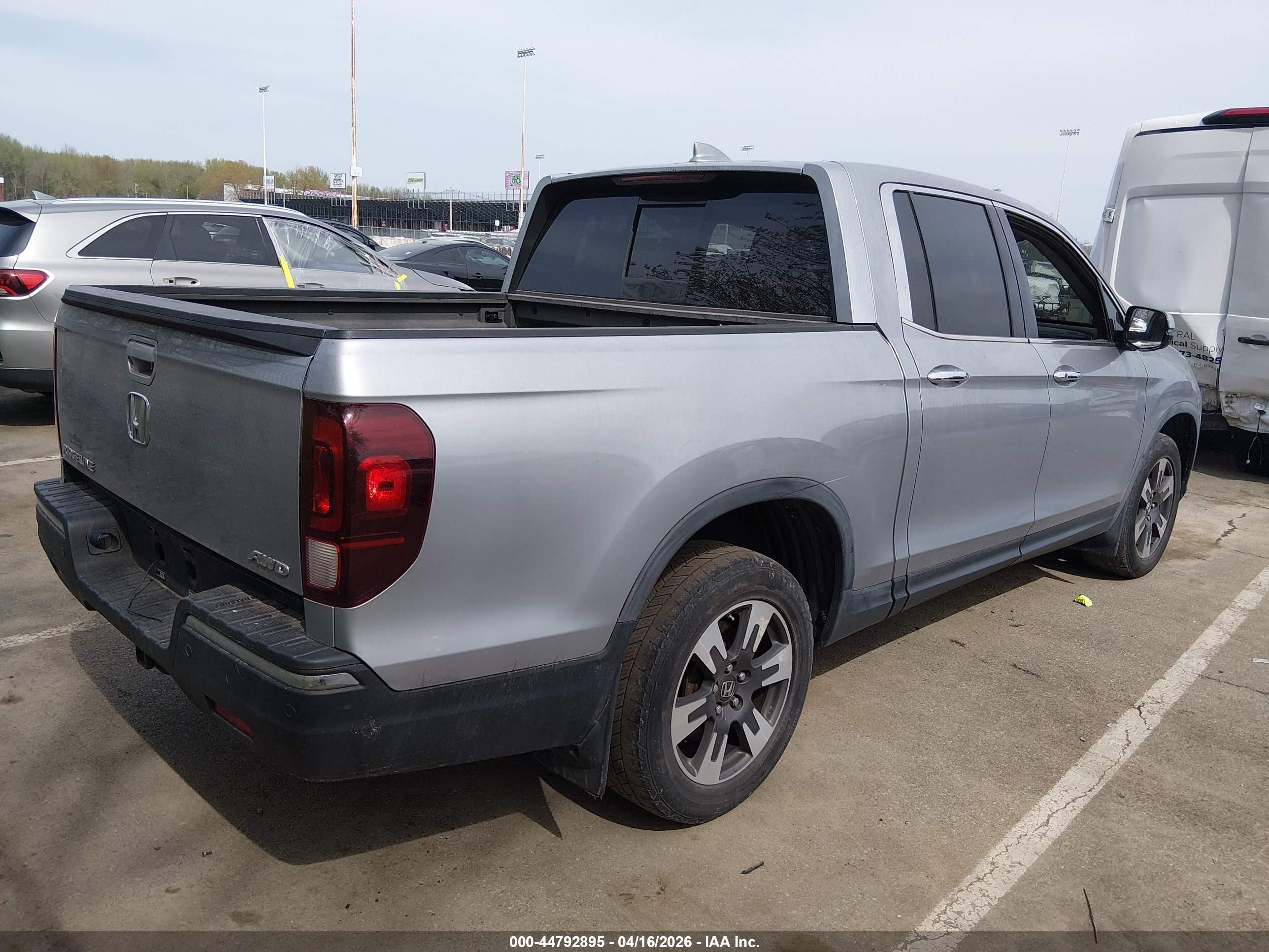 2018 Honda Ridgeline Rtl-e Silver vin: 5FPYK3F76JB007709