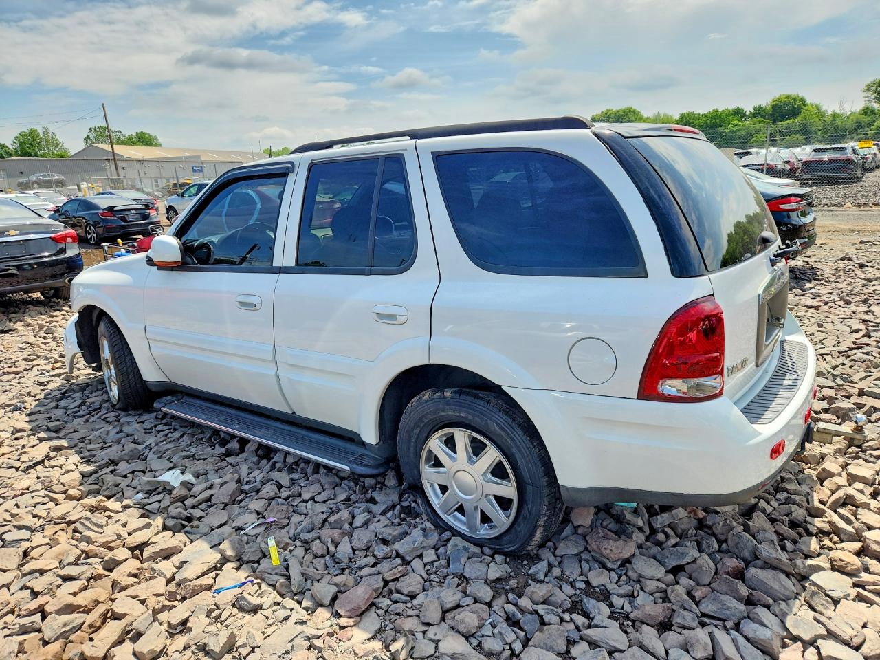 2005 Buick Rainier Cxl White vin: 5GADT13S352203294