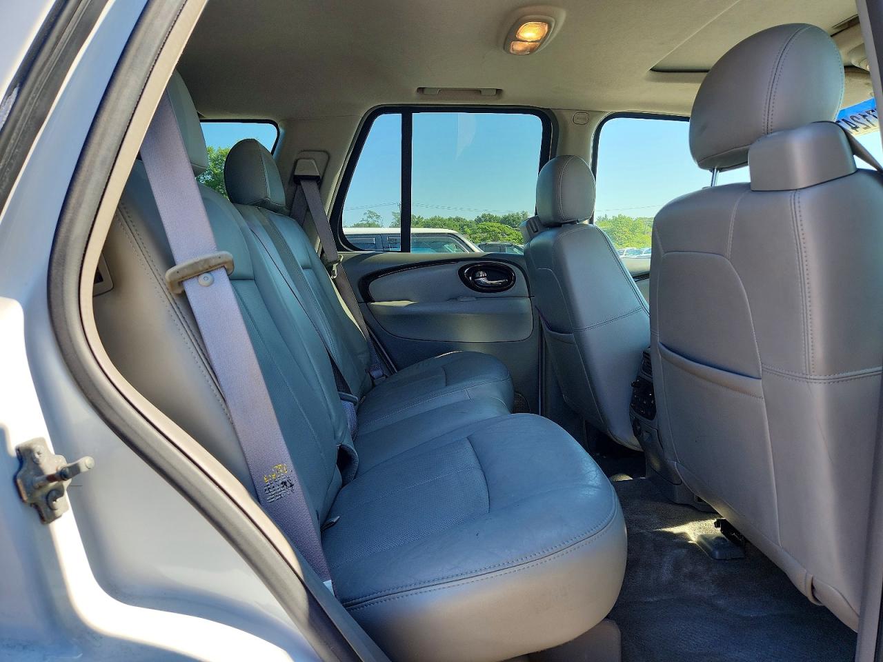 2005 Buick Rainier Cxl White vin: 5GADT13S752248657