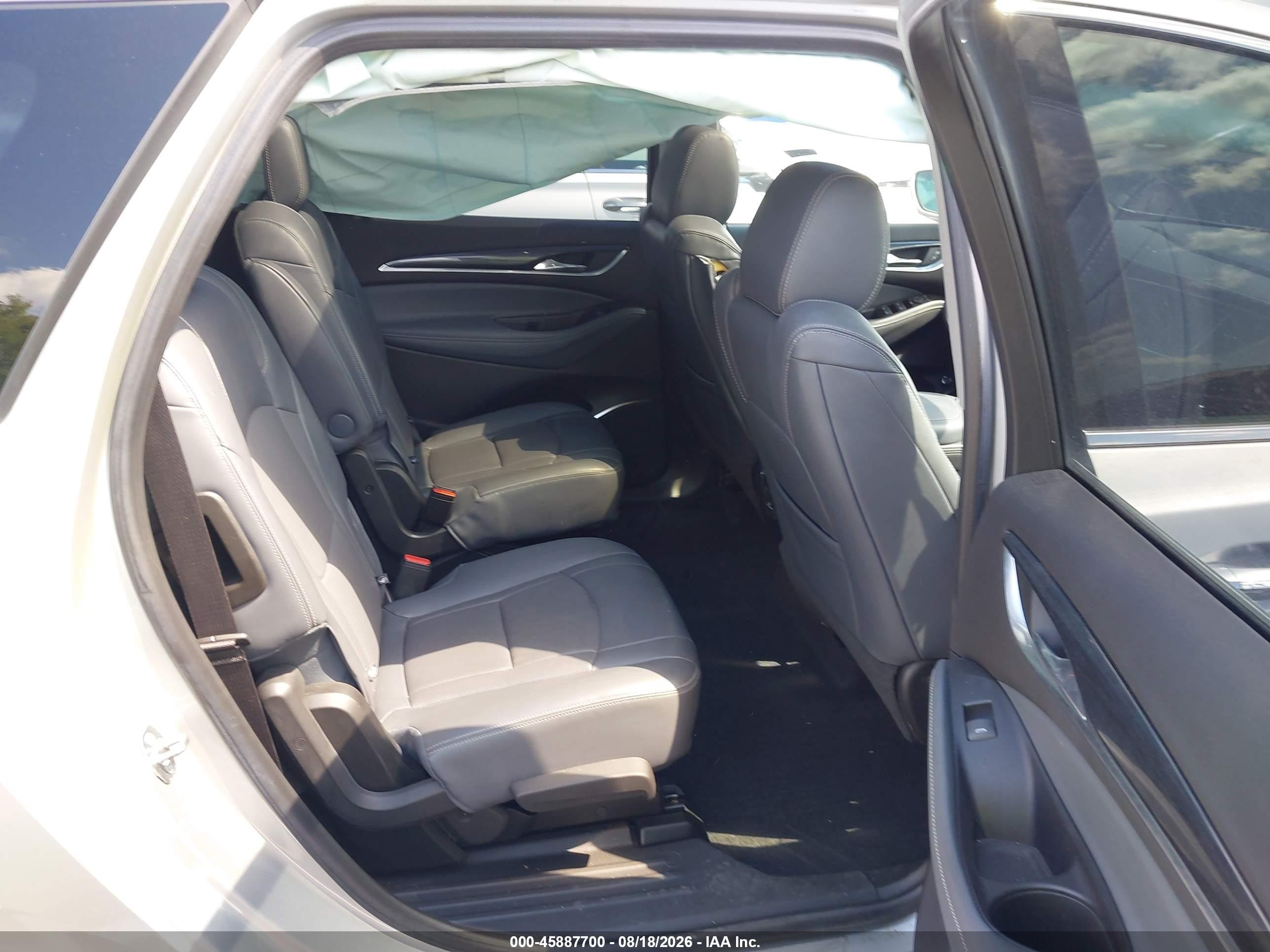 2018 Buick Enclave Essence Silver vin: 5GAERBKW0JJ161857