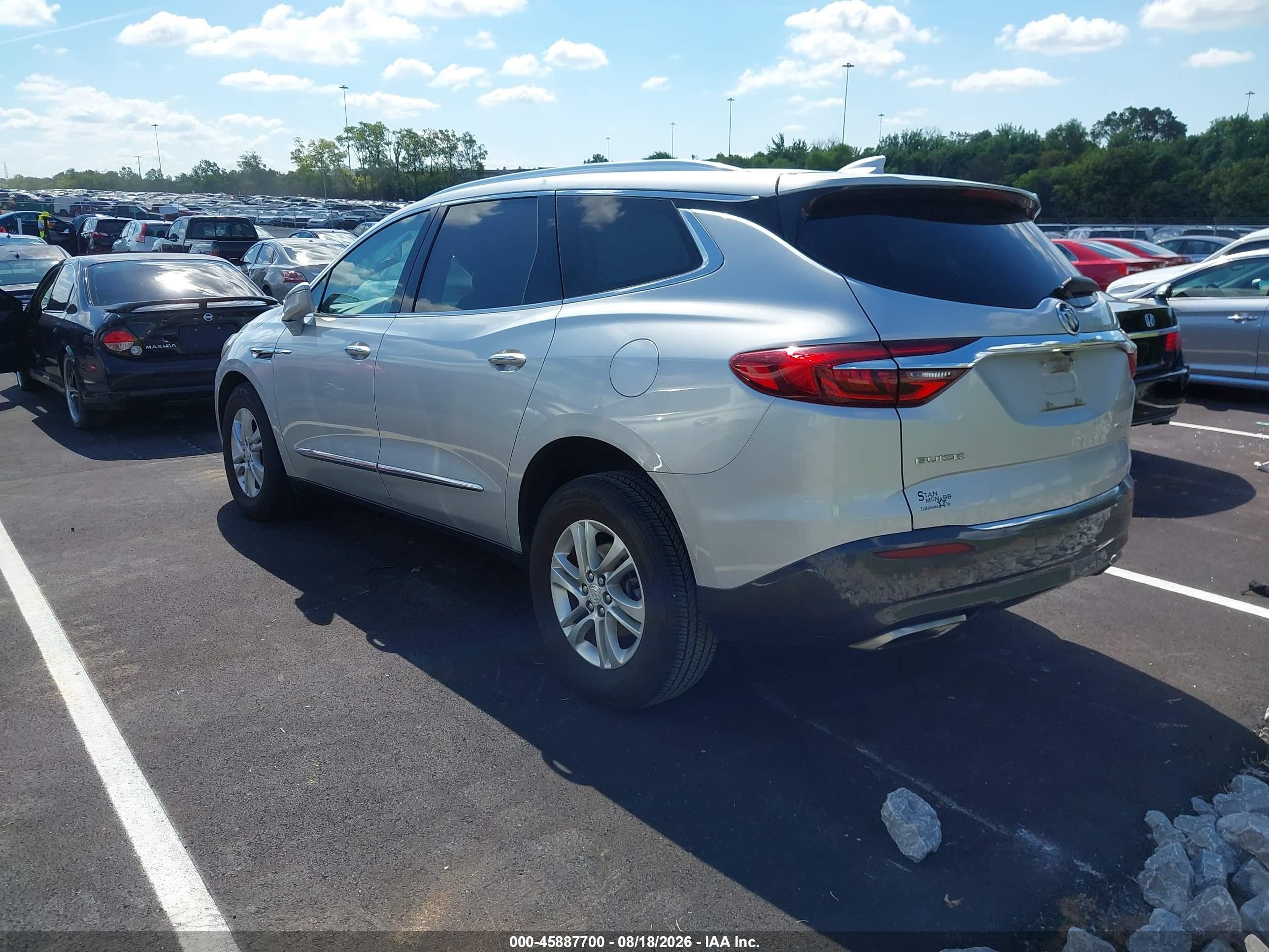2018 Buick Enclave Essence Silver vin: 5GAERBKW0JJ161857