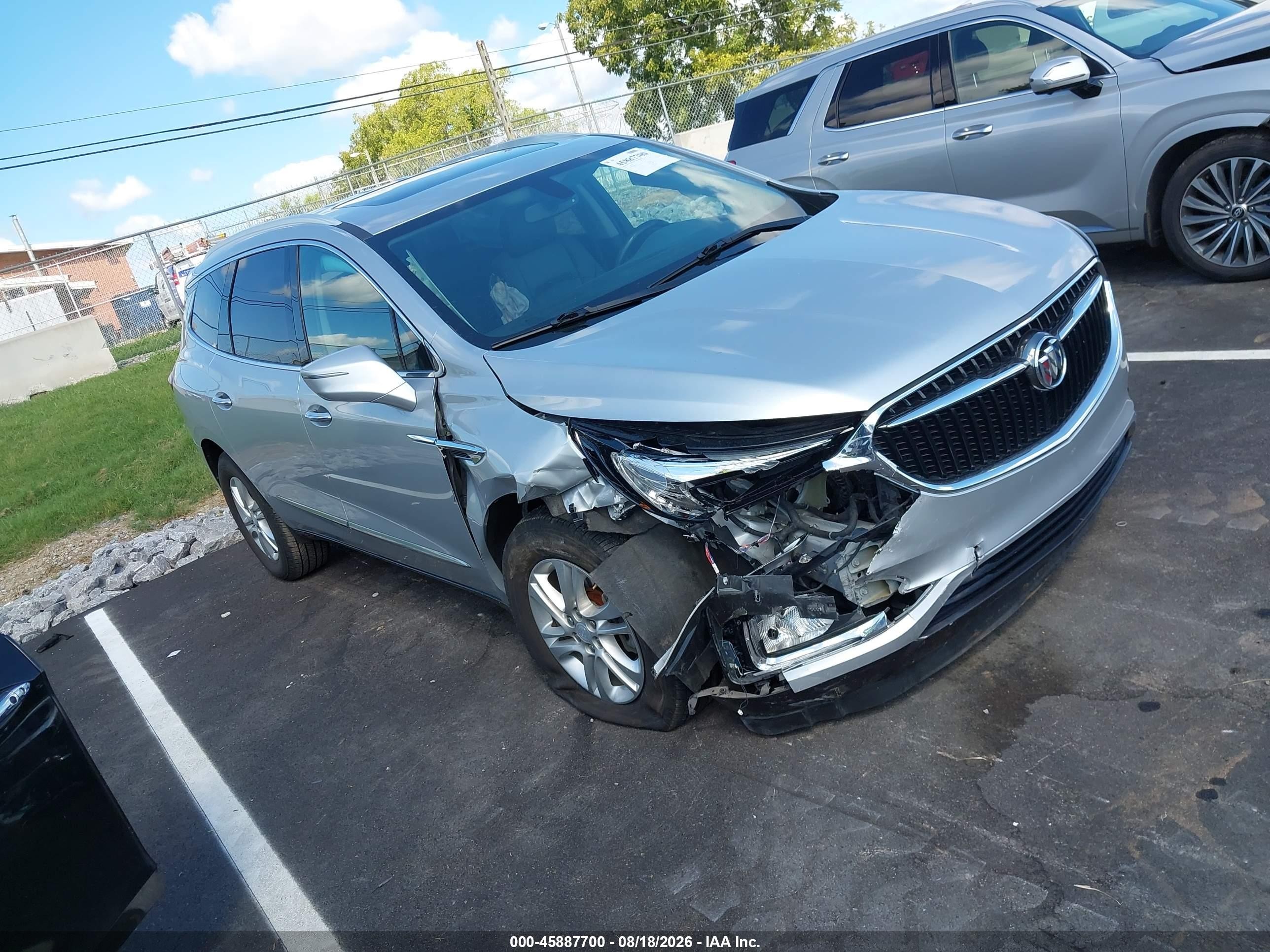 2018 Buick Enclave Essence Silver vin: 5GAERBKW0JJ161857