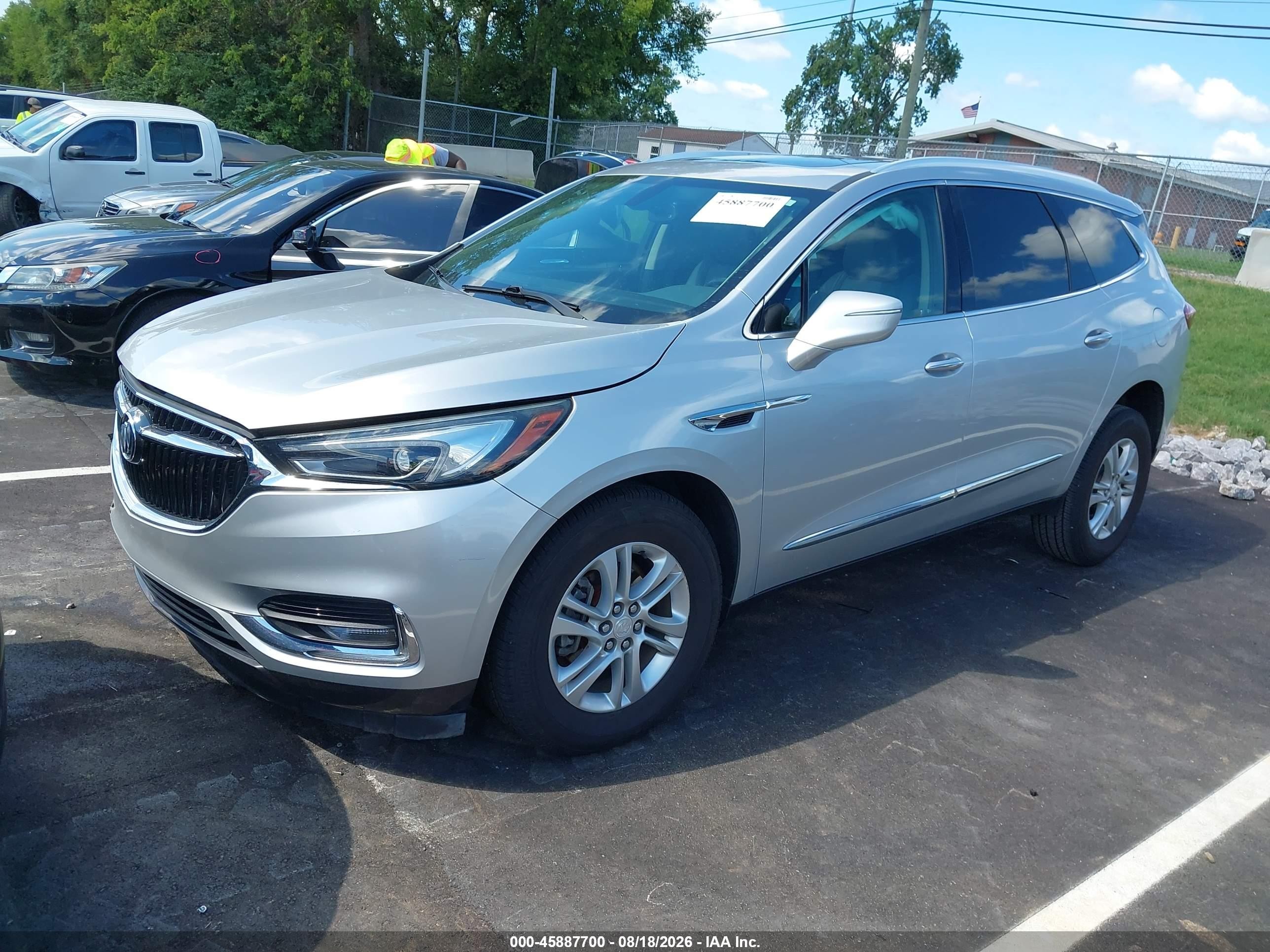 2018 Buick Enclave Essence Silver vin: 5GAERBKW0JJ161857