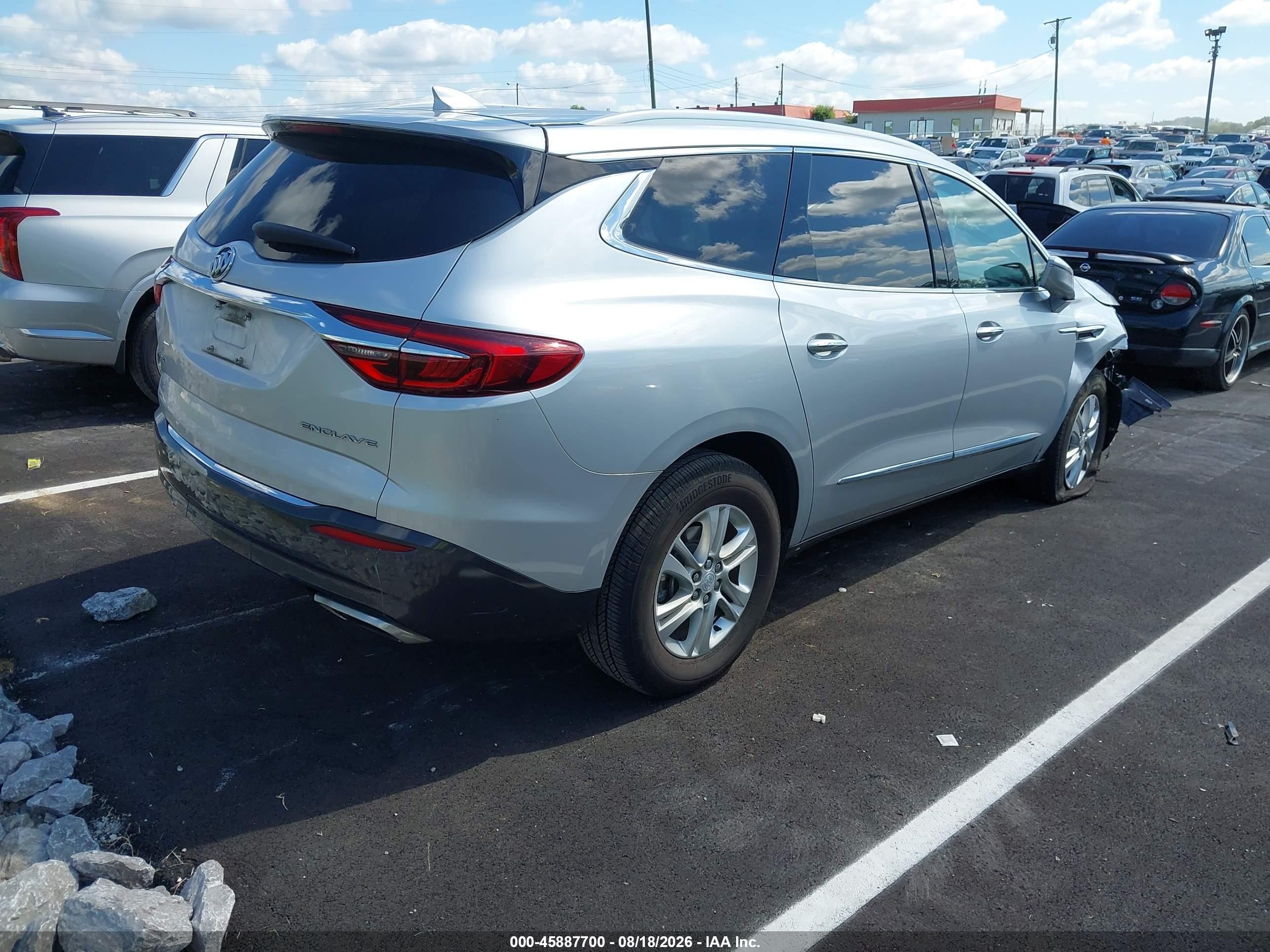 2018 Buick Enclave Essence Silver vin: 5GAERBKW0JJ161857