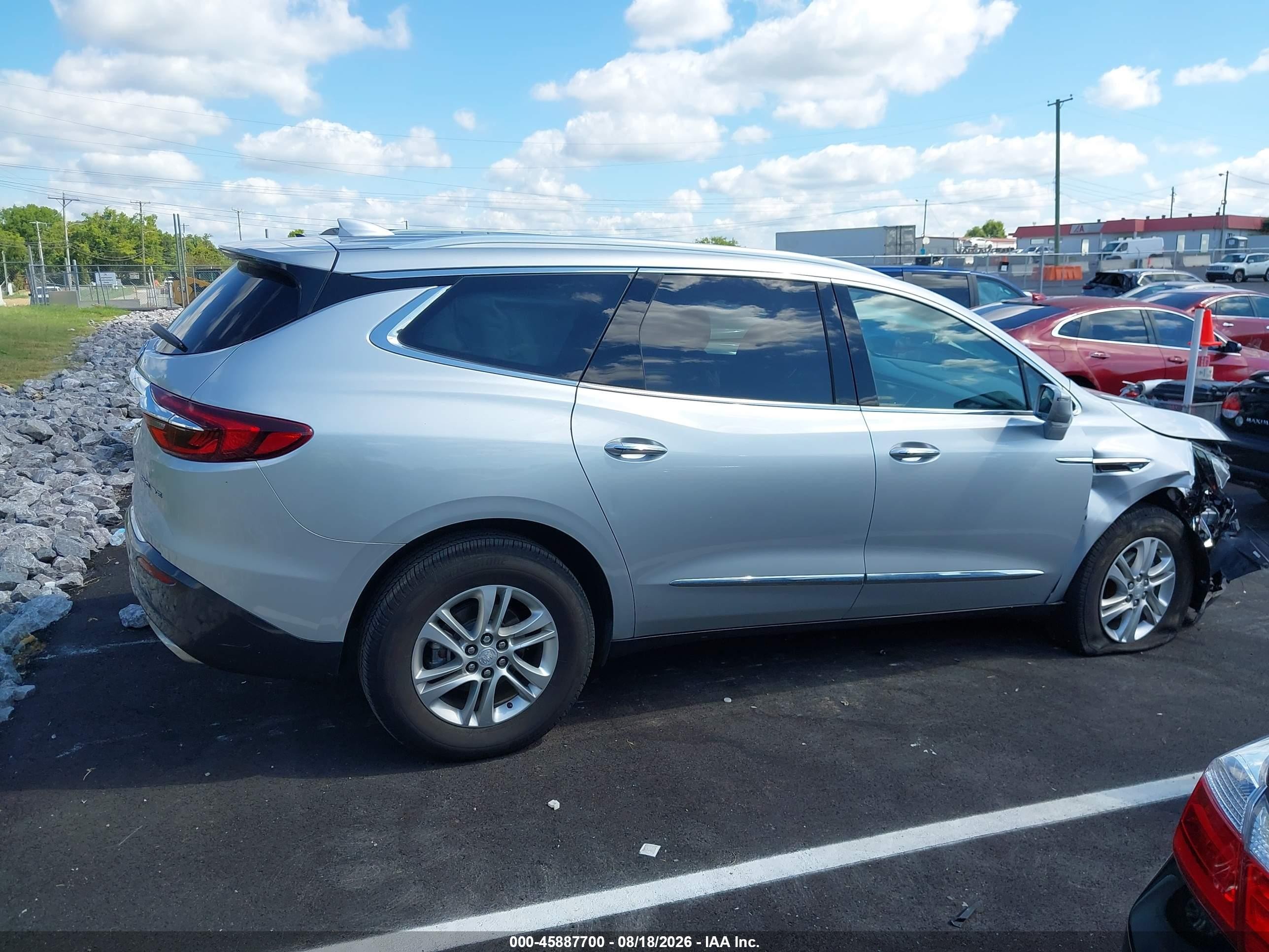 2018 Buick Enclave Essence Silver vin: 5GAERBKW0JJ161857