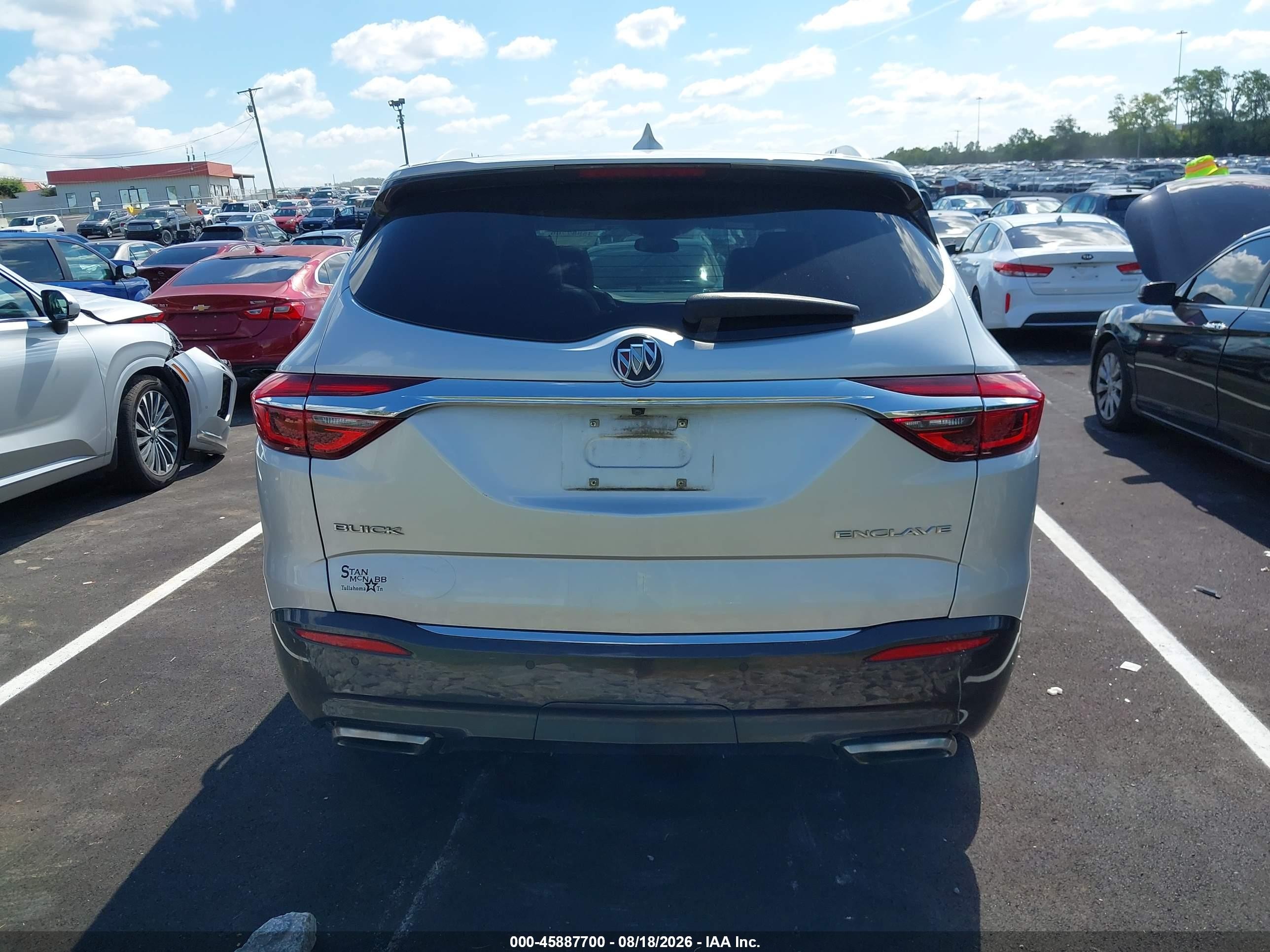 2018 Buick Enclave Essence Silver vin: 5GAERBKW0JJ161857
