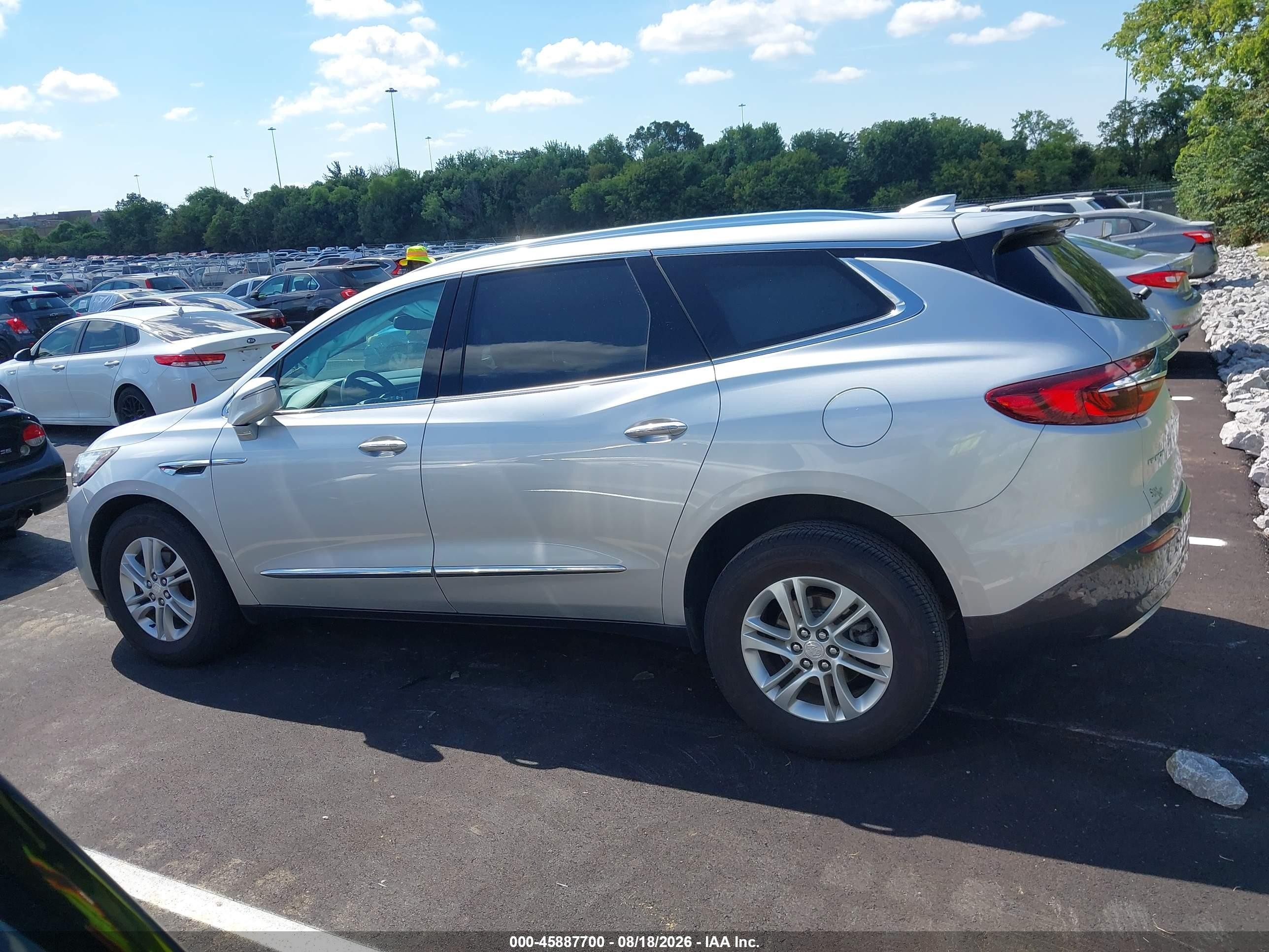 2018 Buick Enclave Essence Silver vin: 5GAERBKW0JJ161857
