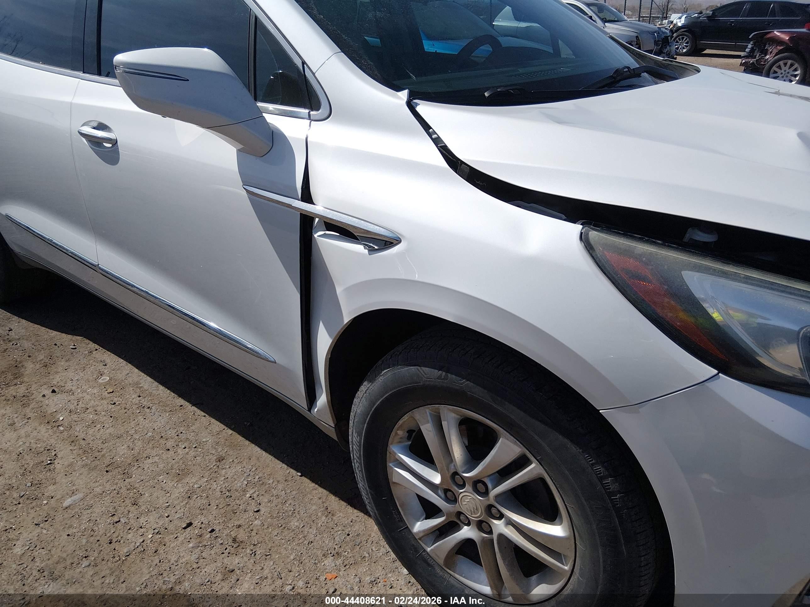 2018 Buick Enclave Essence Белый vin: 5GAERBKW3JJ121966