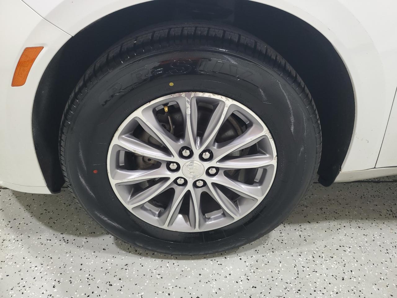 2022 Buick Enclave Premium Белый vin: 5GAERCKW7NJ125126 Damage: Left Front Wheel, Curb Rash, > 12 Inches