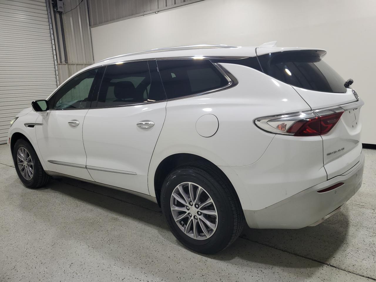 2022 Buick Enclave Premium Белый vin: 5GAERCKW7NJ125126 Damage: Rear Bumper, Heavy Scratch, 8 To 9 Inches
