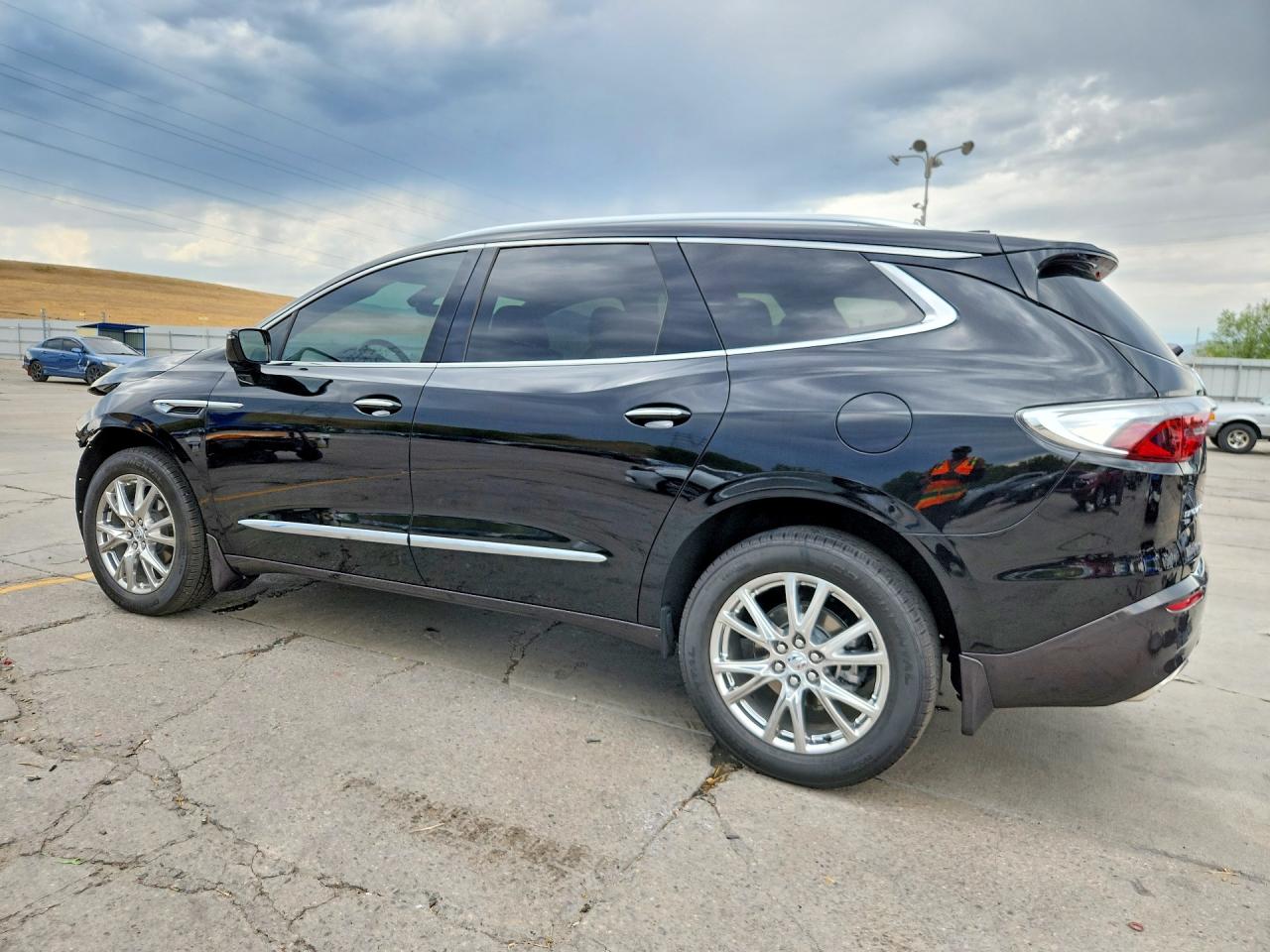 2024 Buick Enclave Premium Черный vin: 5GAEVBKW5RJ137836