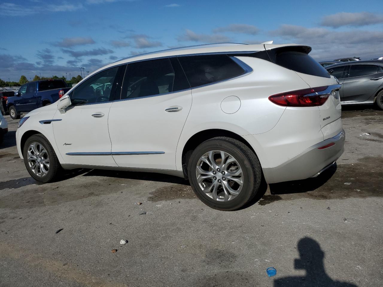 2018 Buick Enclave Avenir Белый vin: 5GAEVCKW8JJ210434