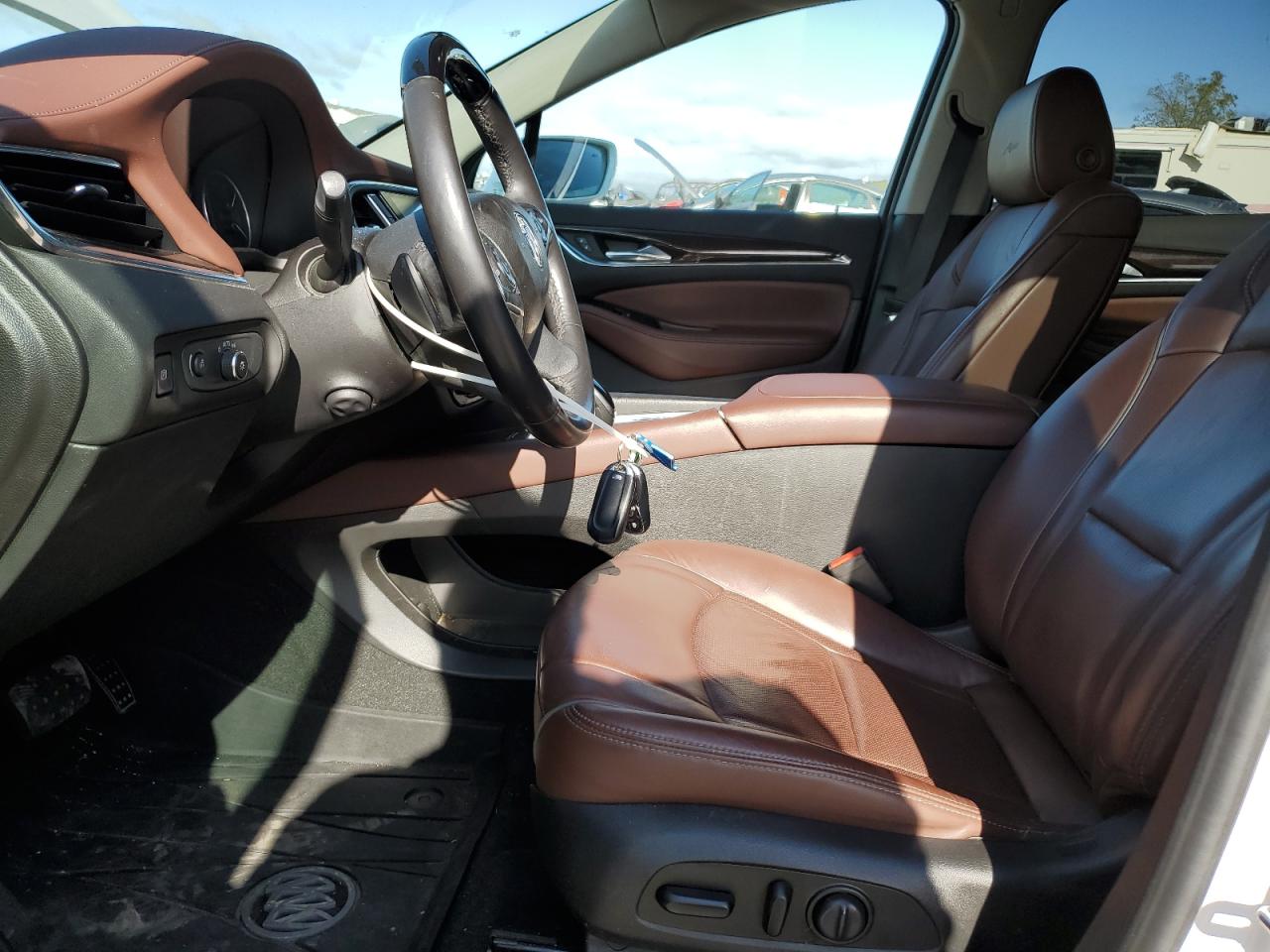 2018 Buick Enclave Avenir Белый vin: 5GAEVCKW8JJ210434