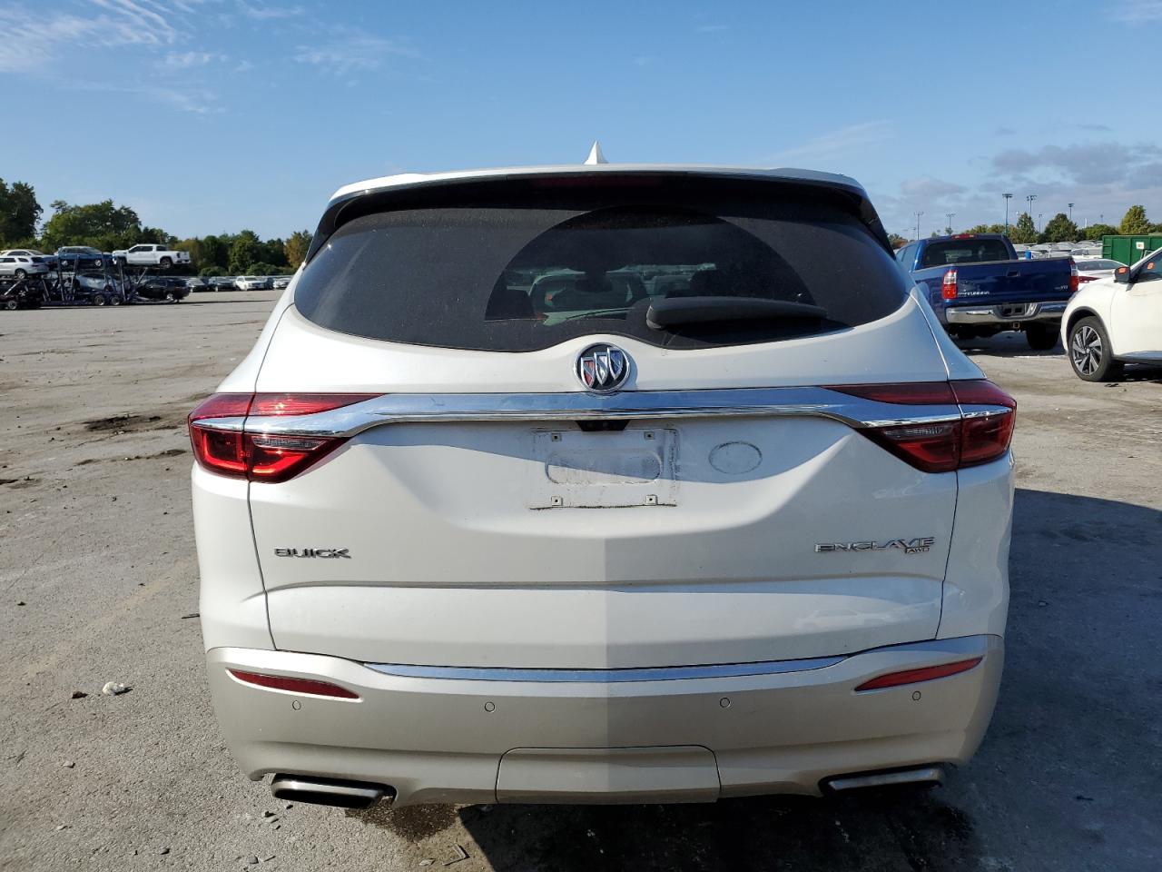 2018 Buick Enclave Avenir Белый vin: 5GAEVCKW8JJ210434