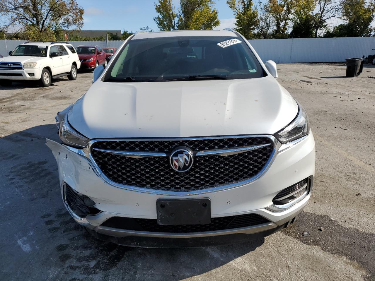 2018 Buick Enclave Avenir Белый vin: 5GAEVCKW8JJ210434