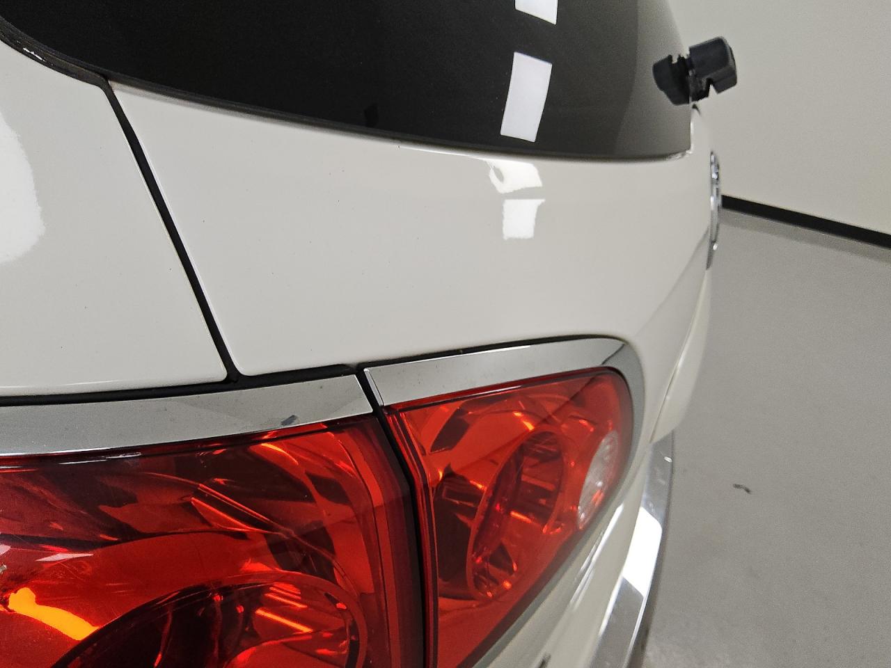 2012 Buick Enclave White vin: 5GAKVDED0CJ354520 Damage: Lift Gate, Dent(S) W/ Paint Dmg, 1/8 To 1/2 Inch