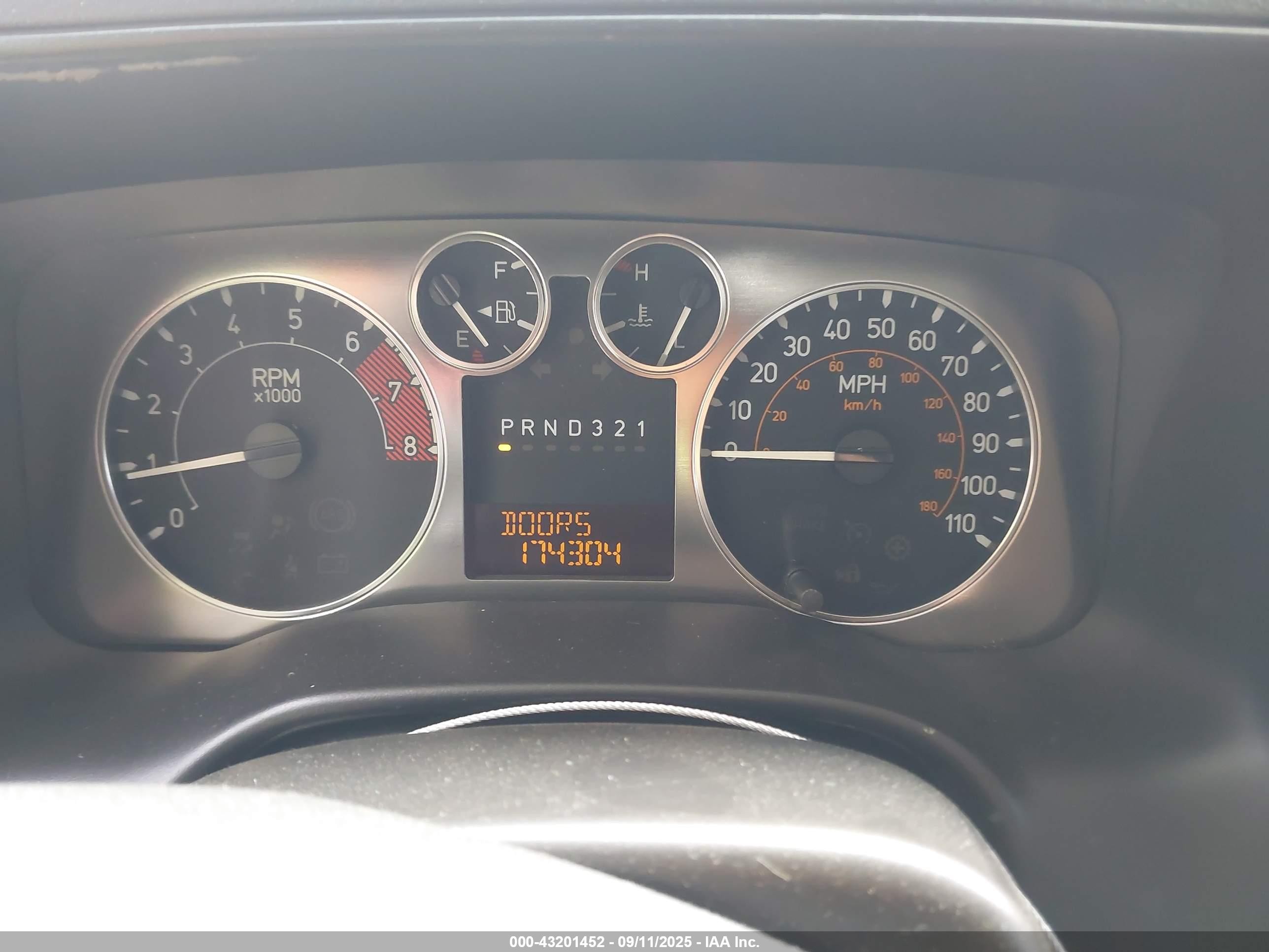 2009 Hummer H3t   White vin: 5GNEN13E498143536