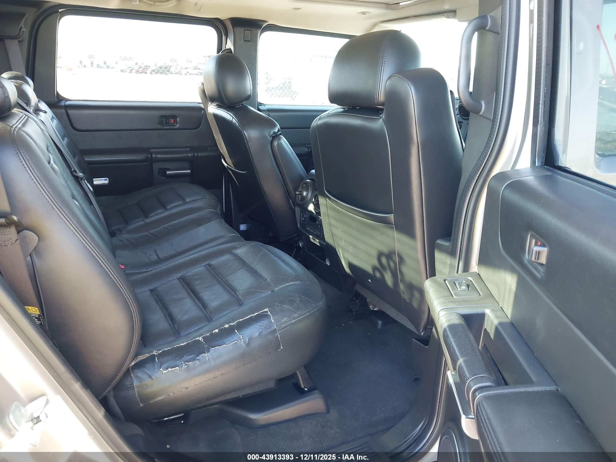 2007 Hummer H2 Sut   Золотой vin: 5GRGN22U77H100280