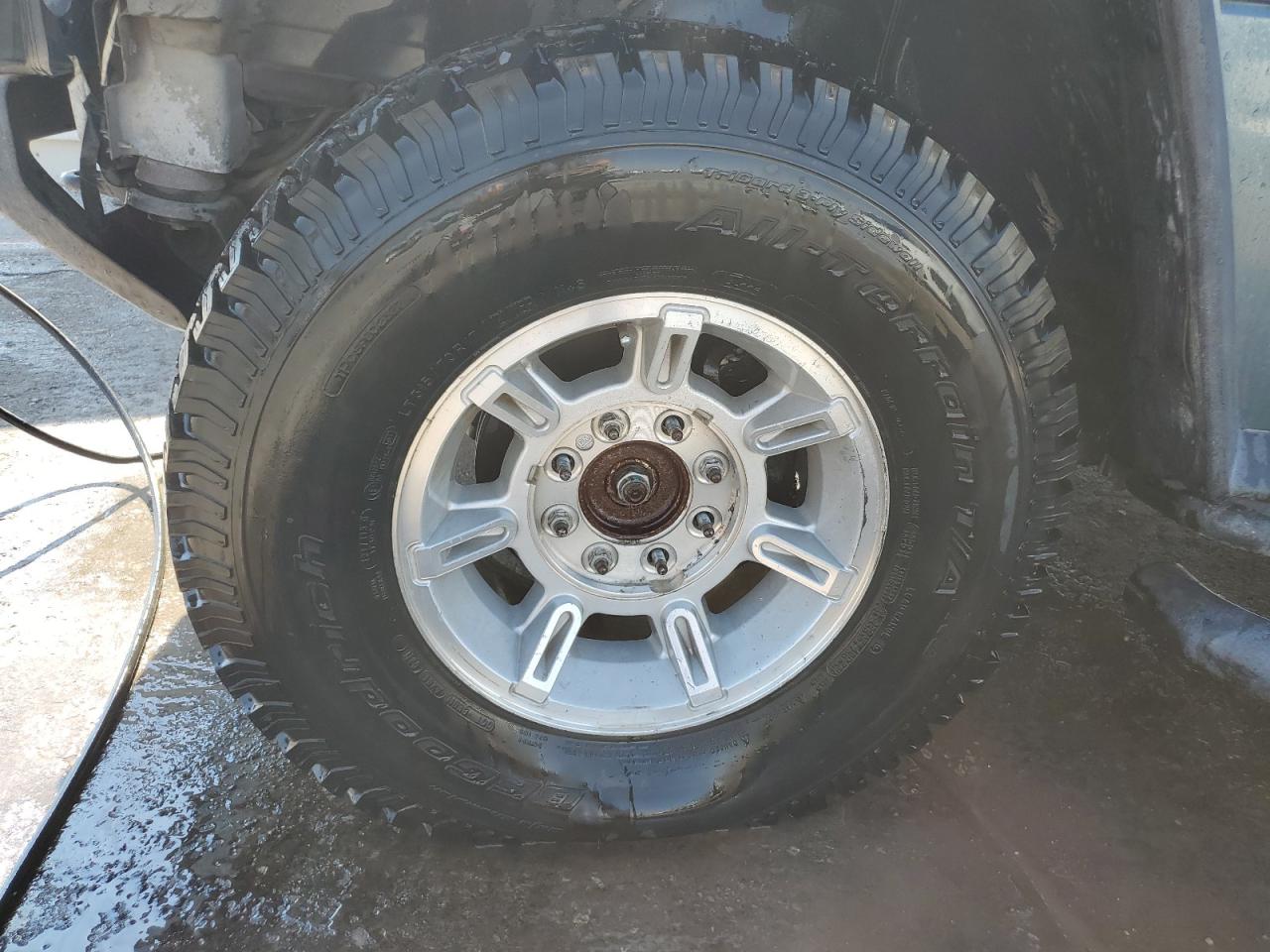 2006 Hummer H2 Sut Blue vin: 5GRGN22UX6H113510 Damage: Left Front Center Cap, Missing, Replacement Required