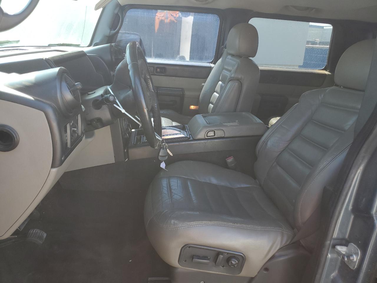 2006 Hummer H2 Sut Blue vin: 5GRGN22UX6H113510 Damage: Left Front Seat Cushion, Torn, 9 To 10 Inches