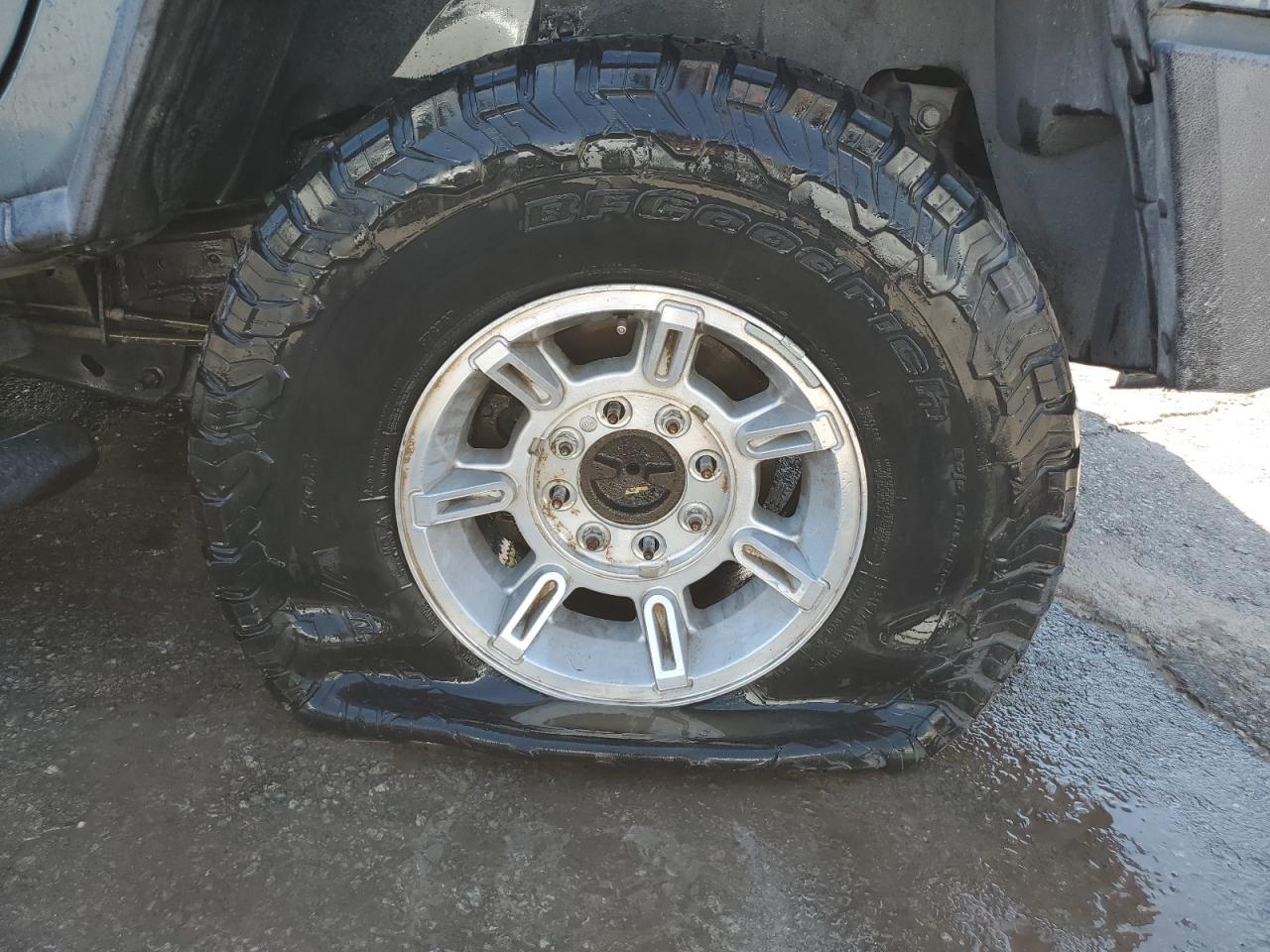 2006 Hummer H2 Sut Blue vin: 5GRGN22UX6H113510 Damage: Left Rear Center Cap, Missing, Replacement Required