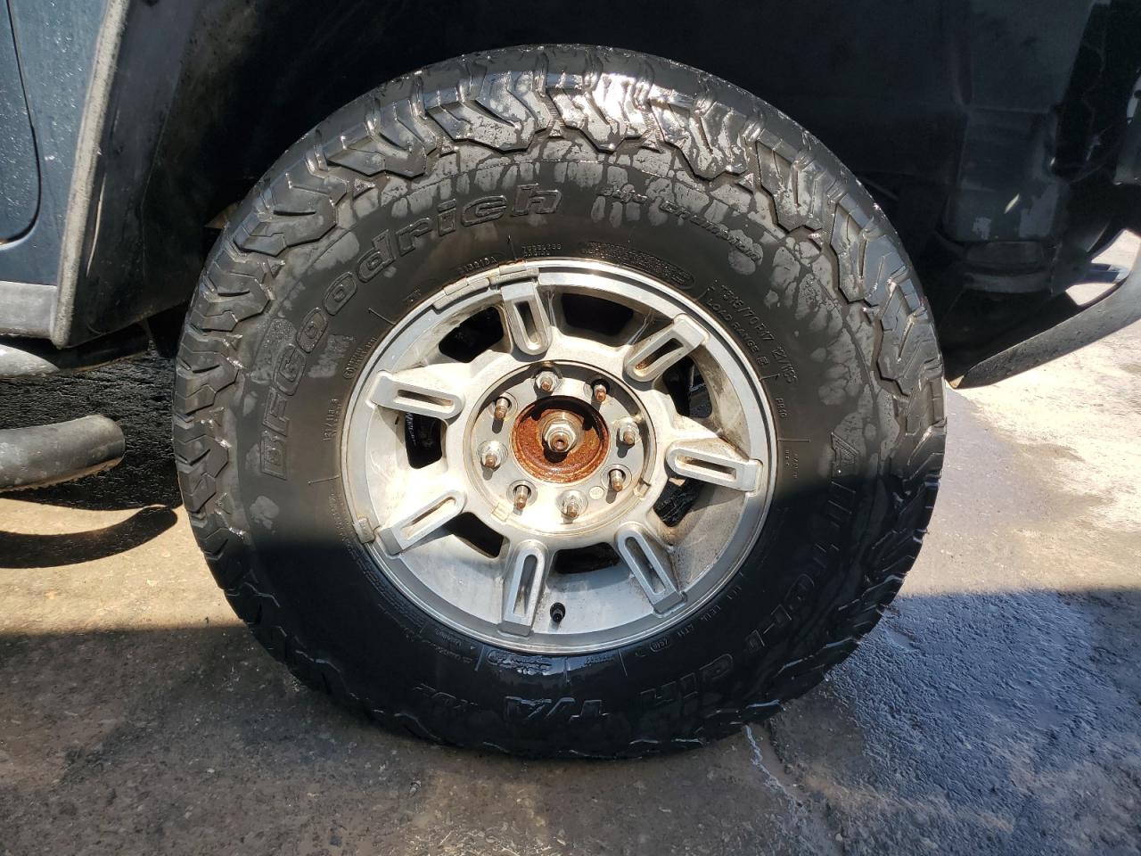 2006 Hummer H2 Sut Blue vin: 5GRGN22UX6H113510 Damage: Right Front Center Cap, Missing, Replacement Required