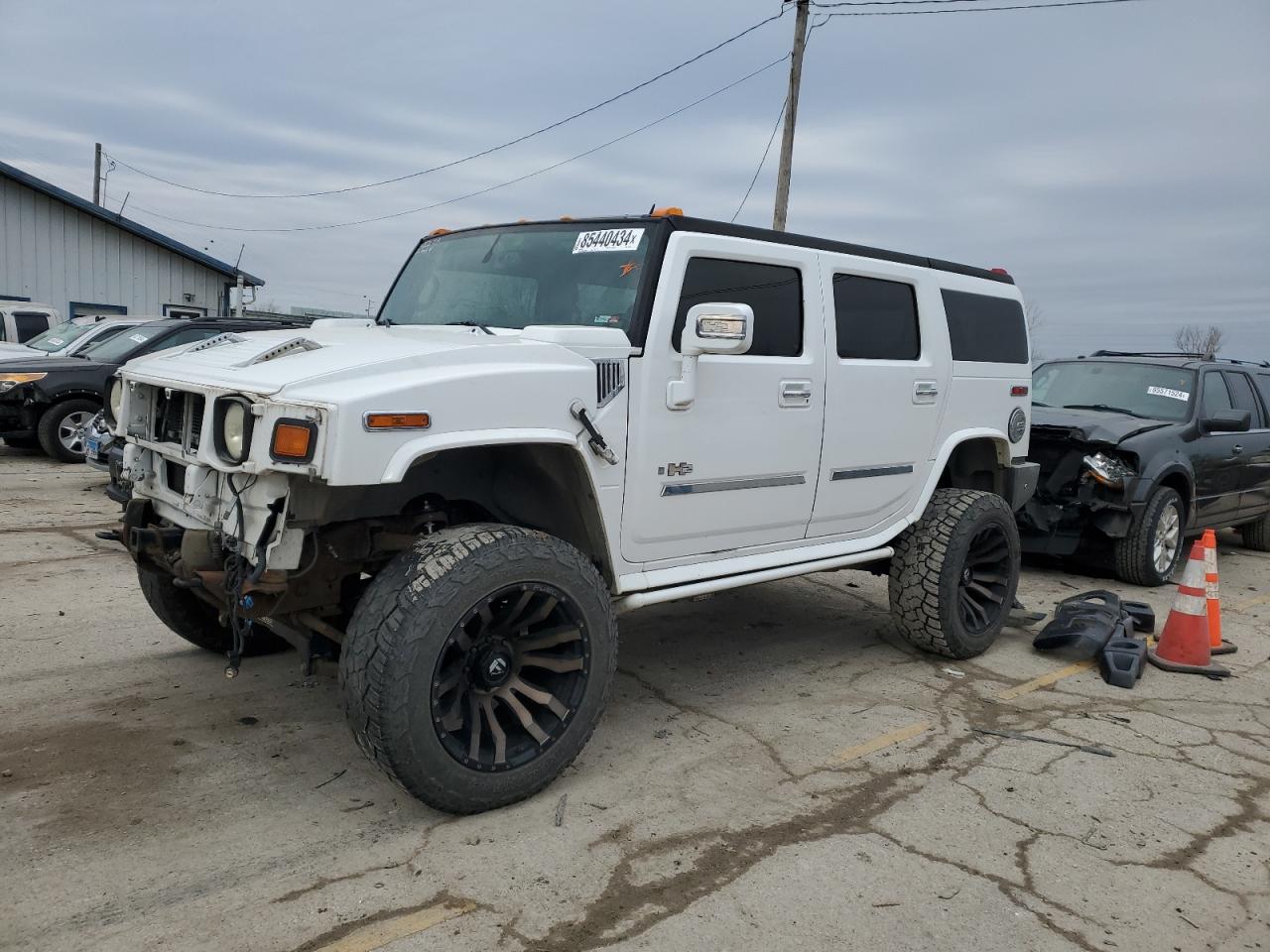 2008 Hummer H2    White vin: 5GRGN23888H100162