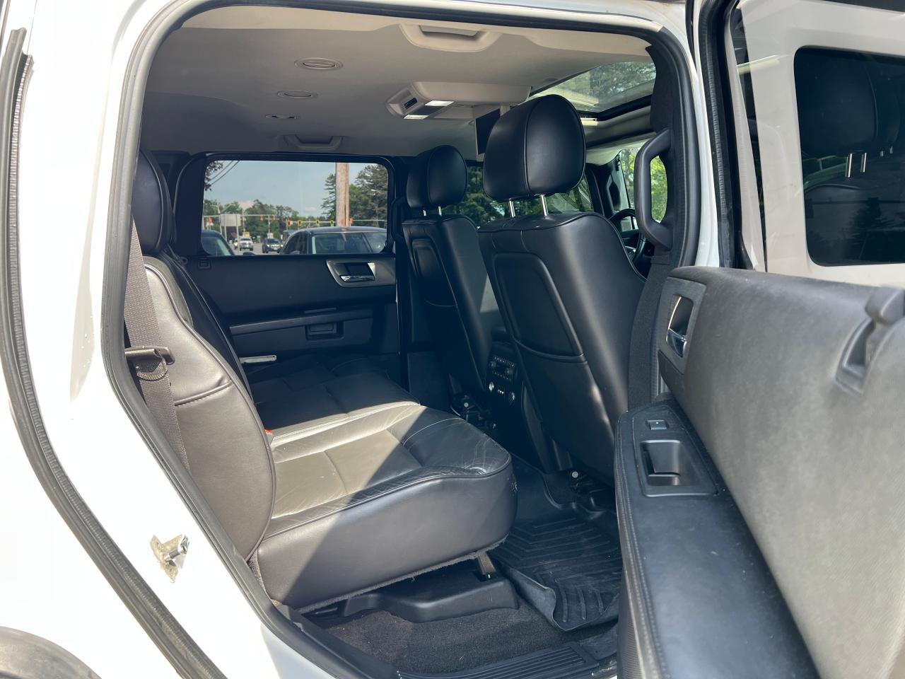 2008 Hummer H2  White vin: 5GRGN238X8H101944
