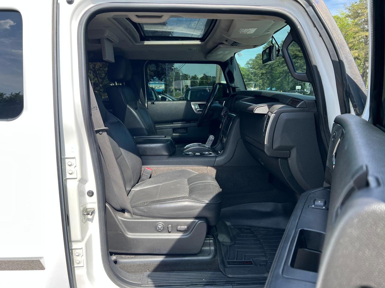 2008 Hummer H2  White vin: 5GRGN238X8H101944