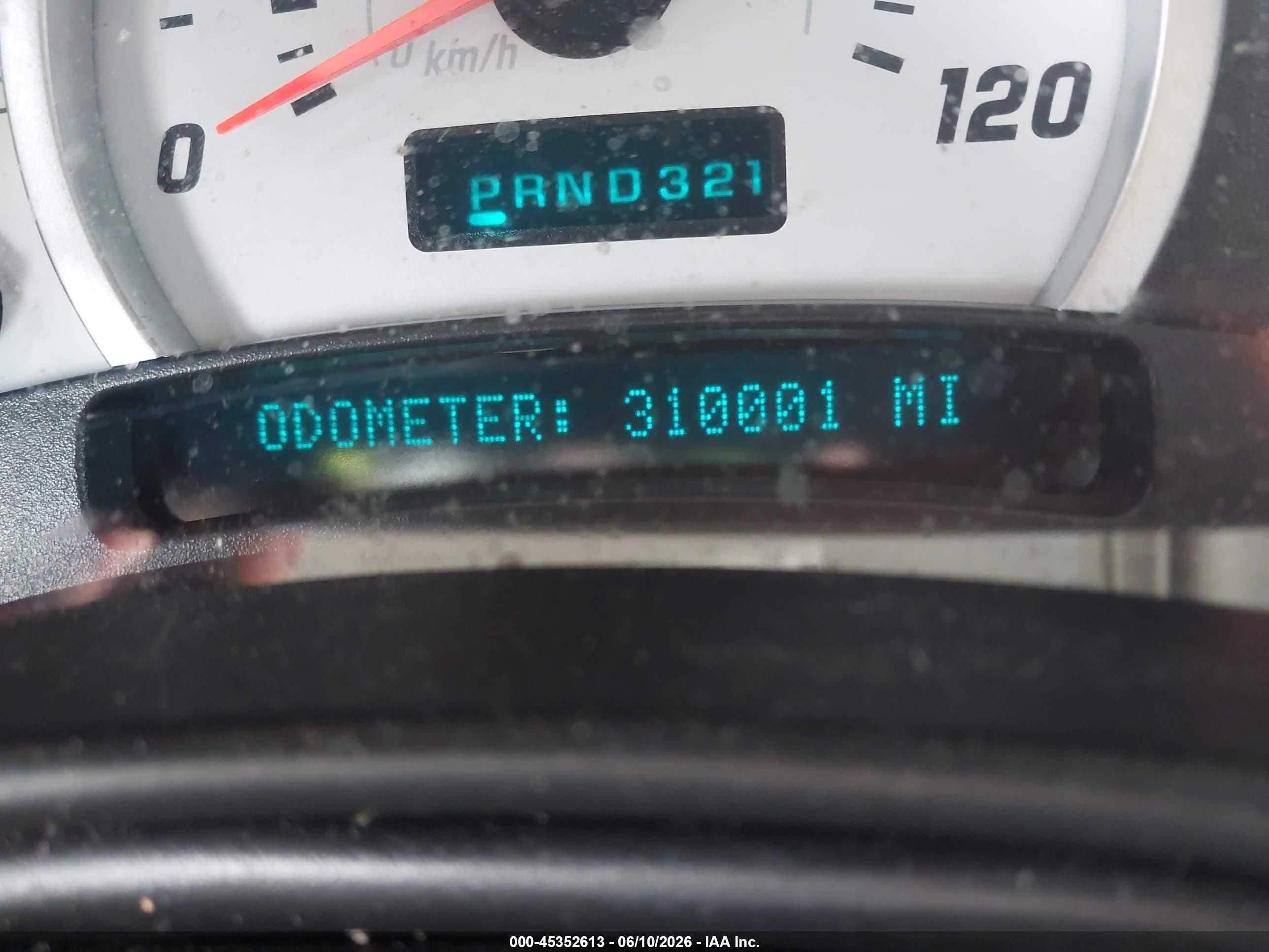 2004 Hummer H2   Burgundy vin: 5GRGN23U04H103550