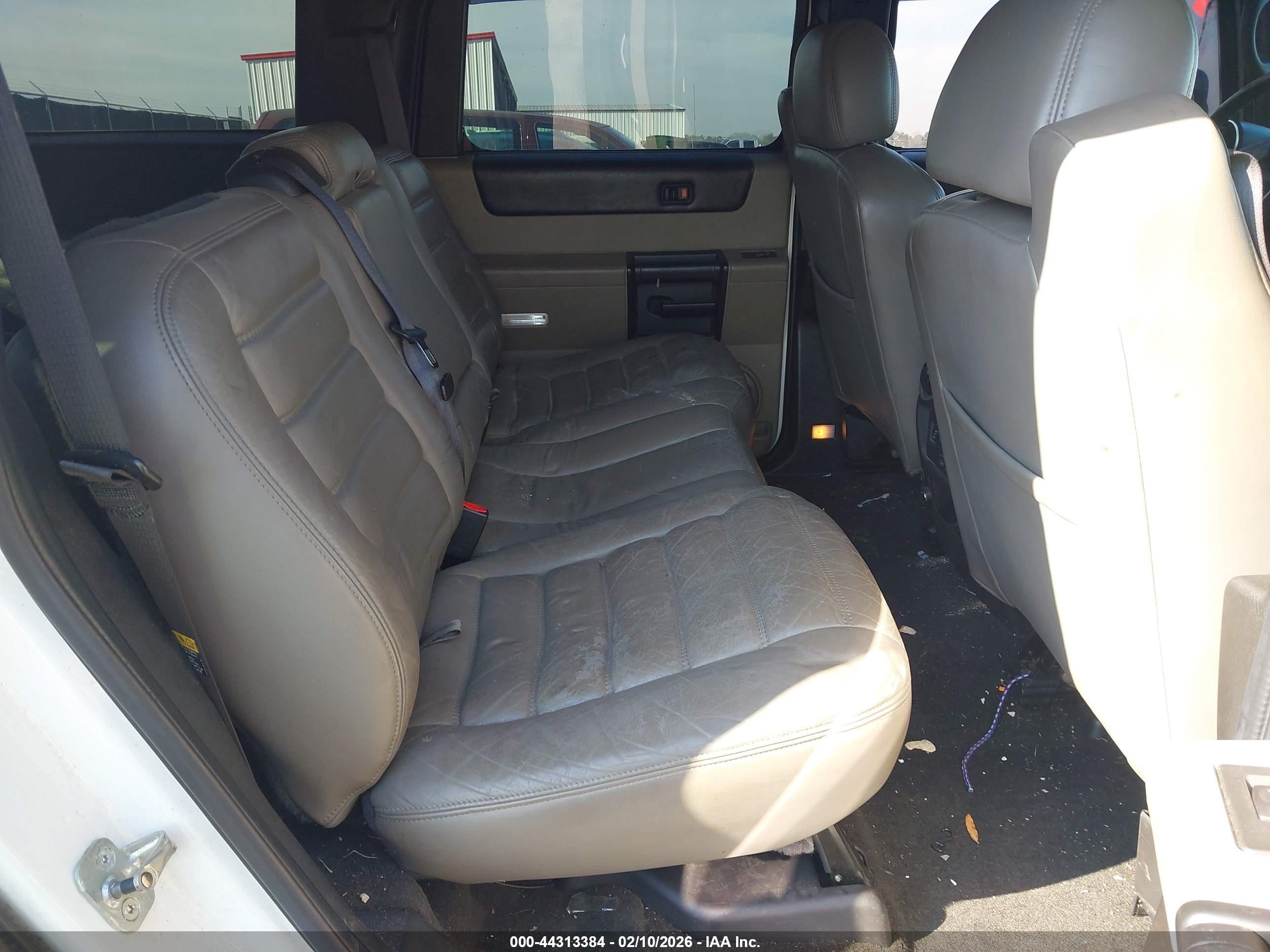 2005 Hummer H2 Suv   White vin: 5GRGN23U75H106141