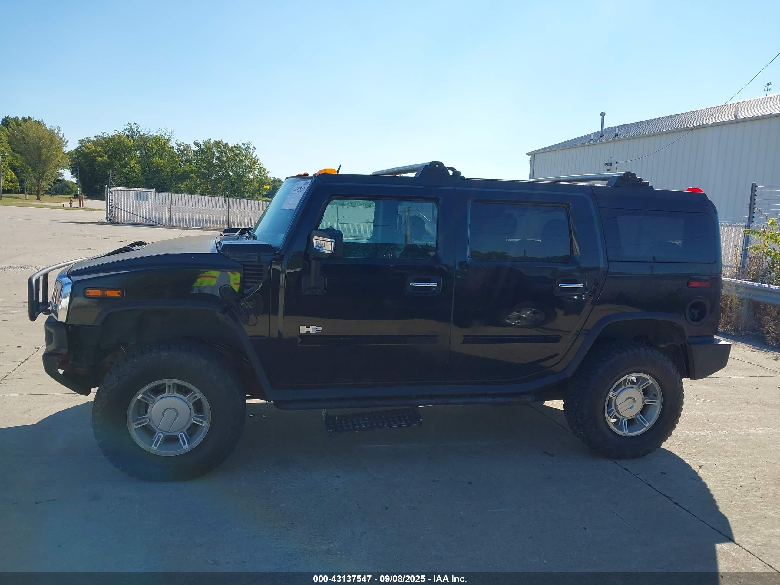 2005 Hummer H2 Suv   Black vin: 5GRGN23U85H121425