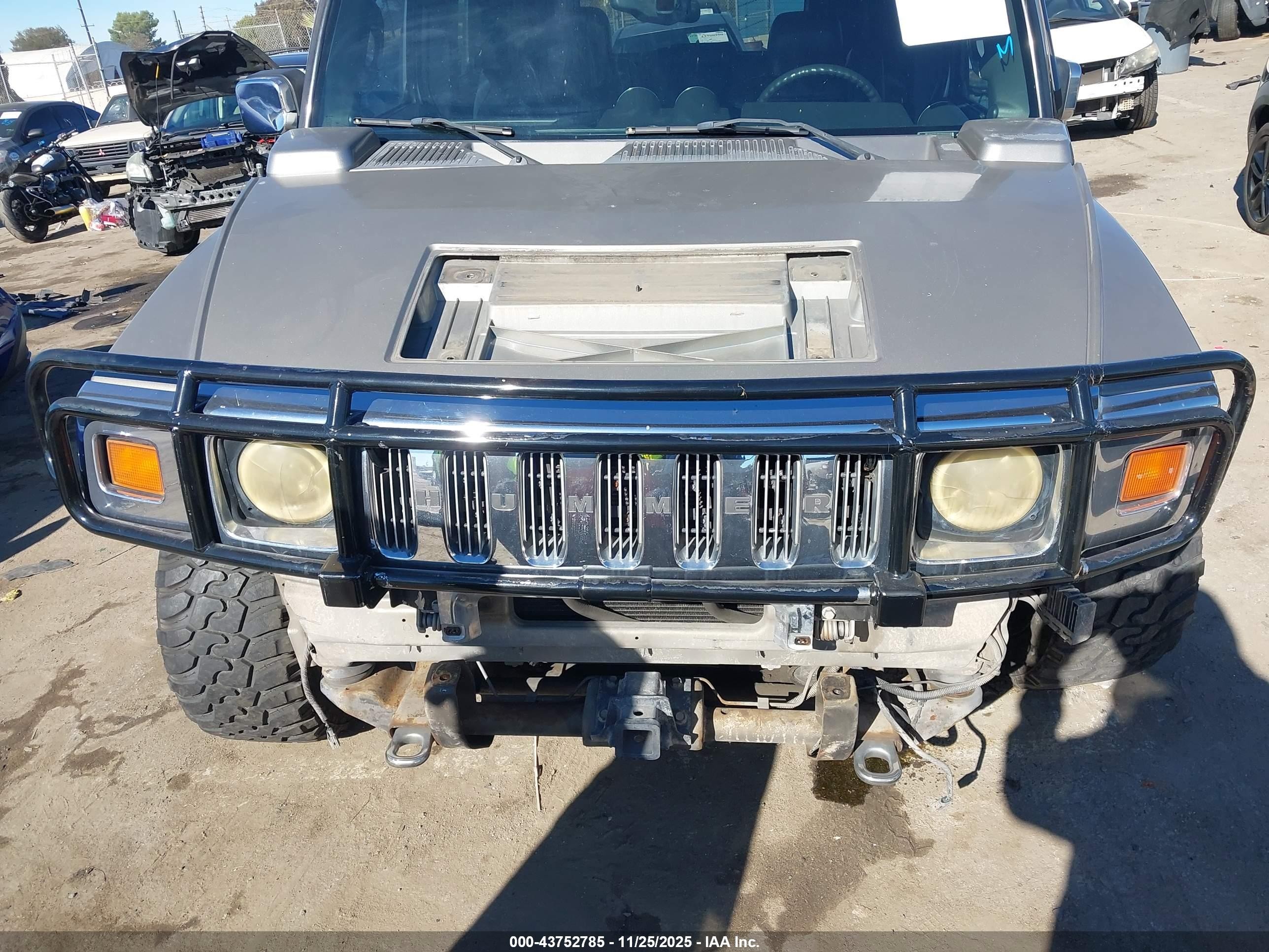 2005 Hummer H2 Suv   Gold vin: 5GRGN23UX5H112449