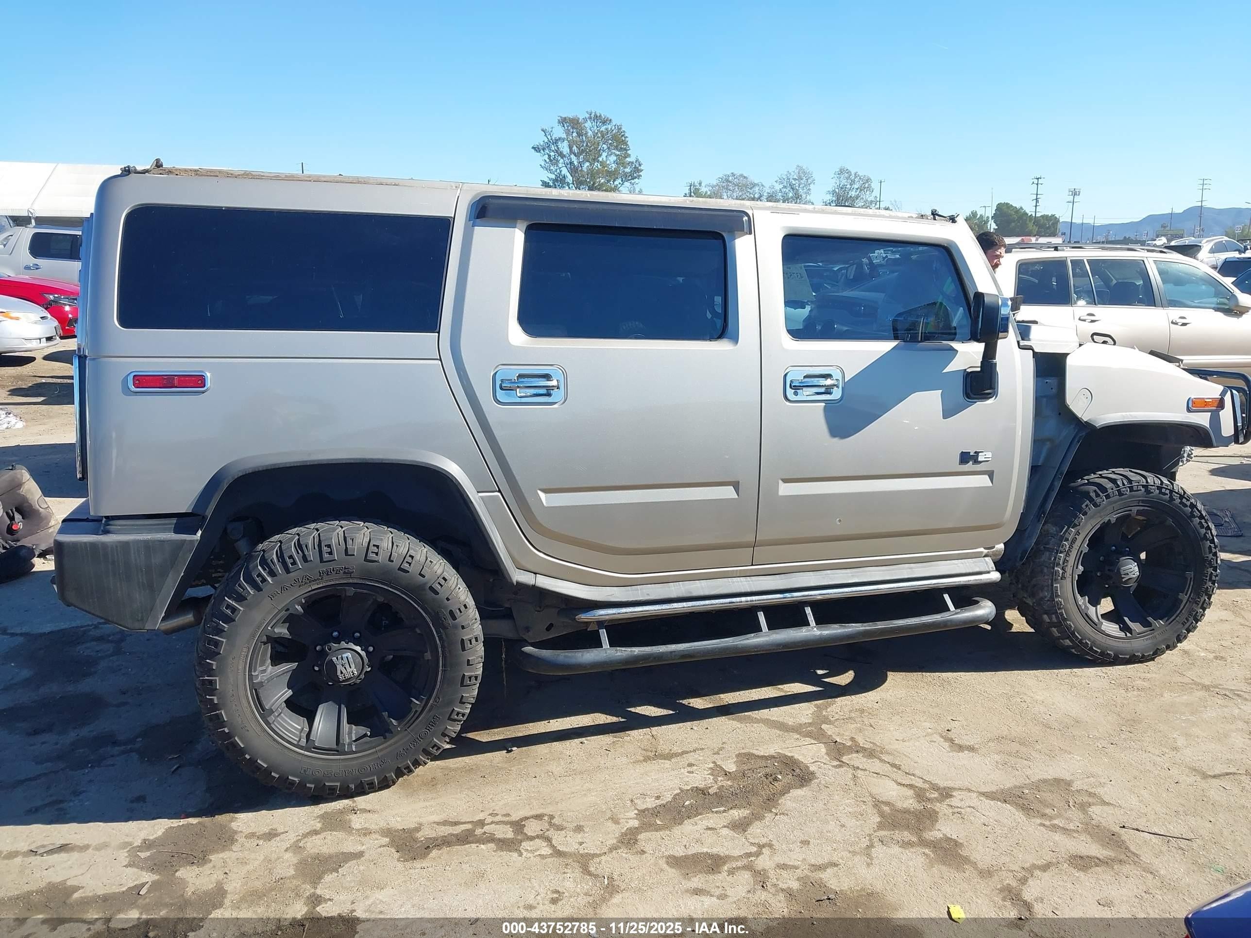 2005 Hummer H2 Suv   Gold vin: 5GRGN23UX5H112449