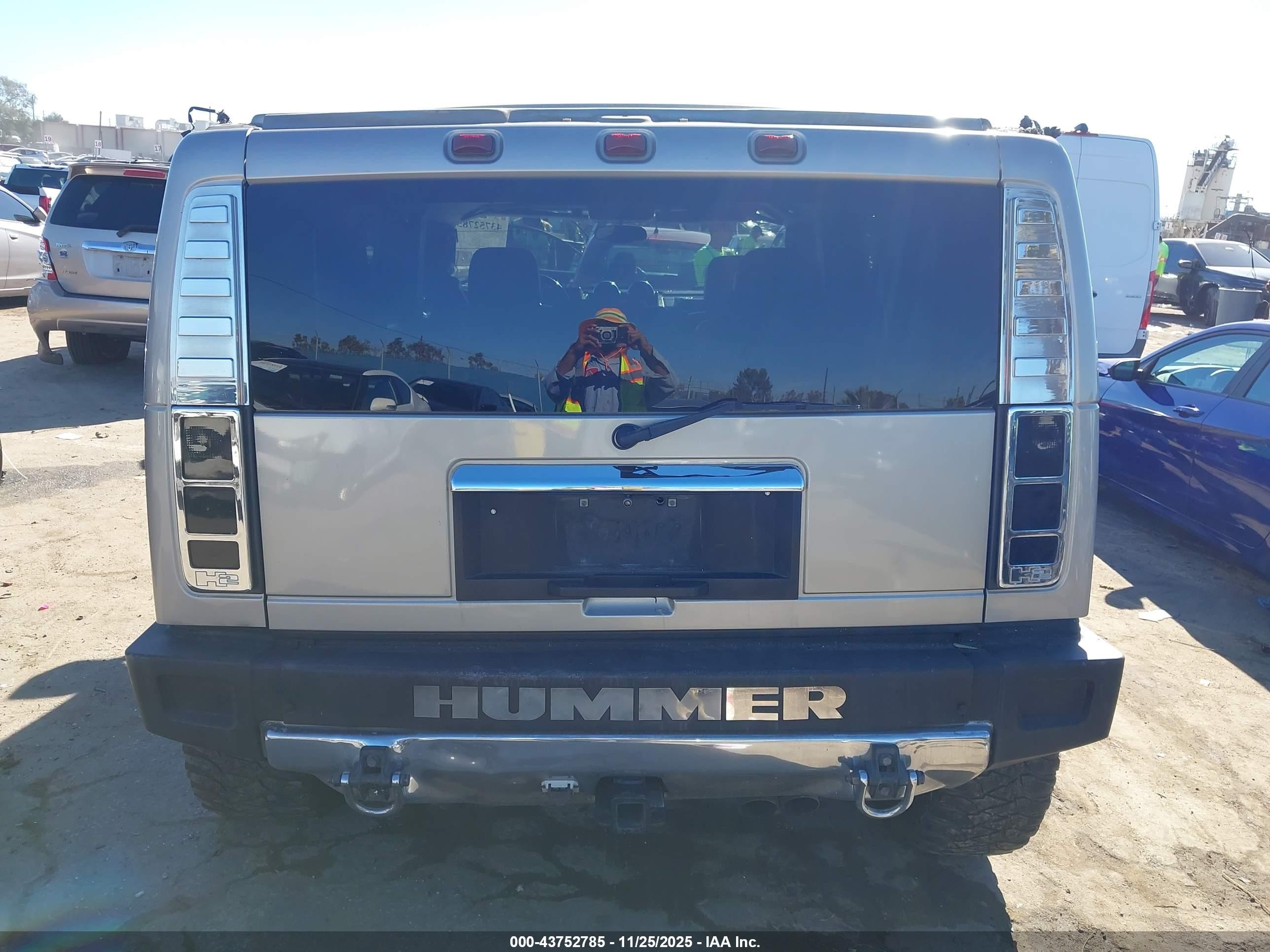 2005 Hummer H2 Suv   Gold vin: 5GRGN23UX5H112449