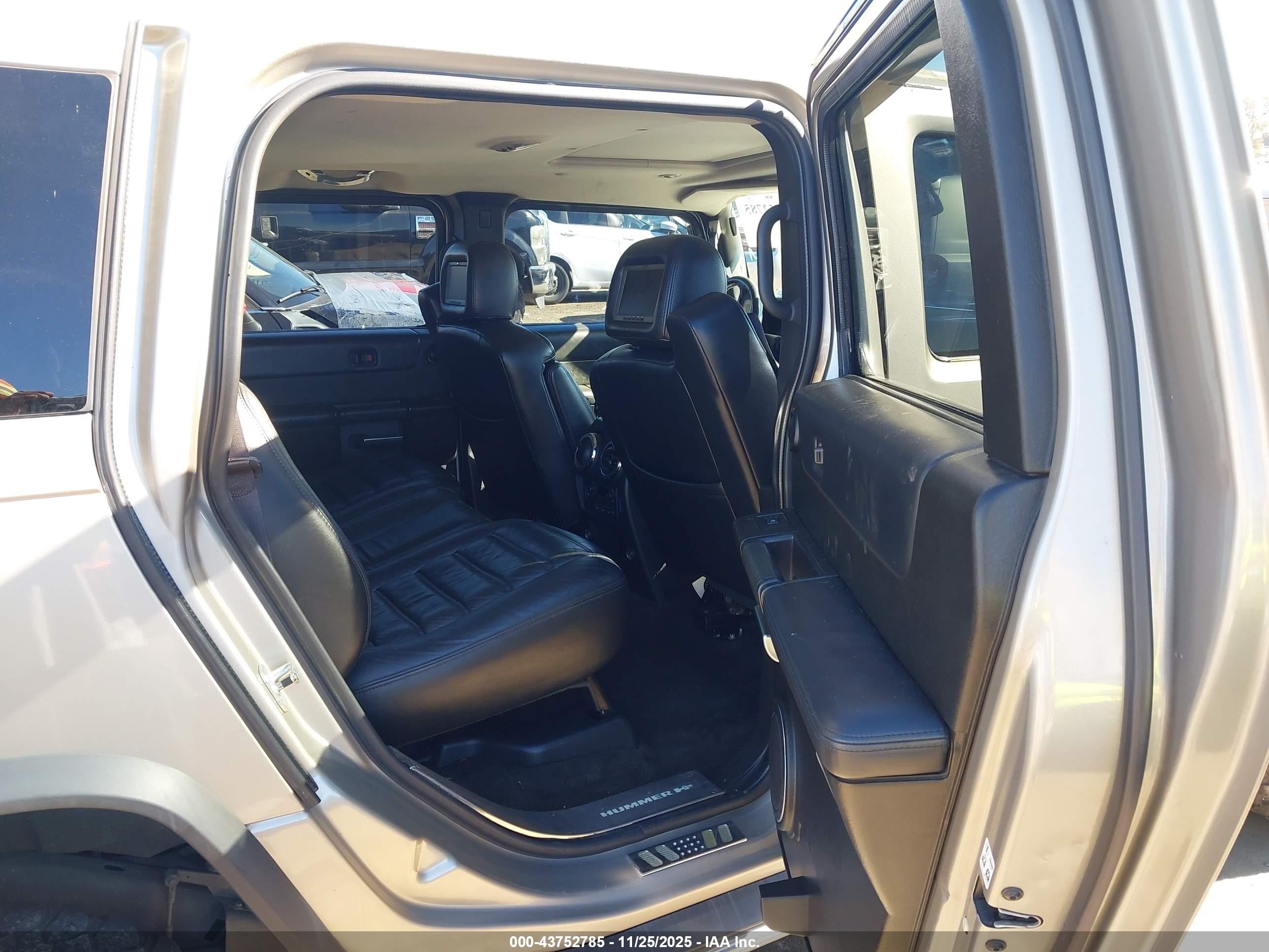 2005 Hummer H2 Suv   Gold vin: 5GRGN23UX5H112449