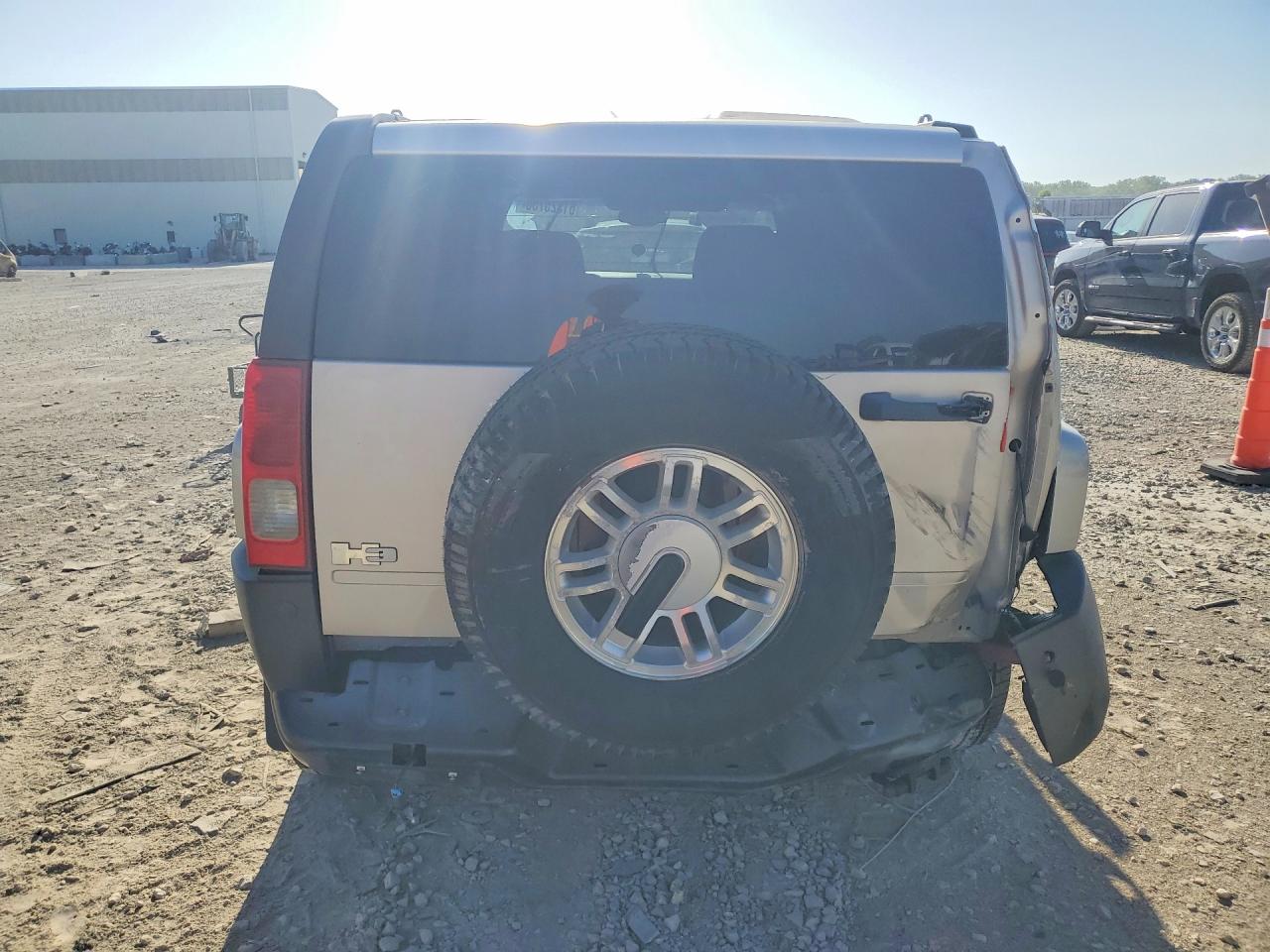 2006 Hummer H3 Silver vin: 5GTDN136468103028