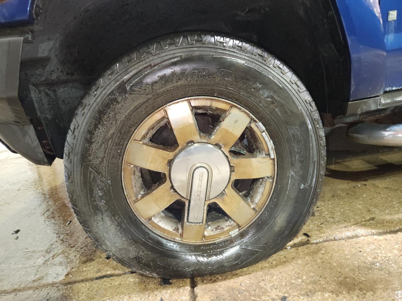 2006 Hummer H3 Blue vin: 5GTDN136668149492 Damage: Left Front Wheel, Corrosion, > 12 Inches