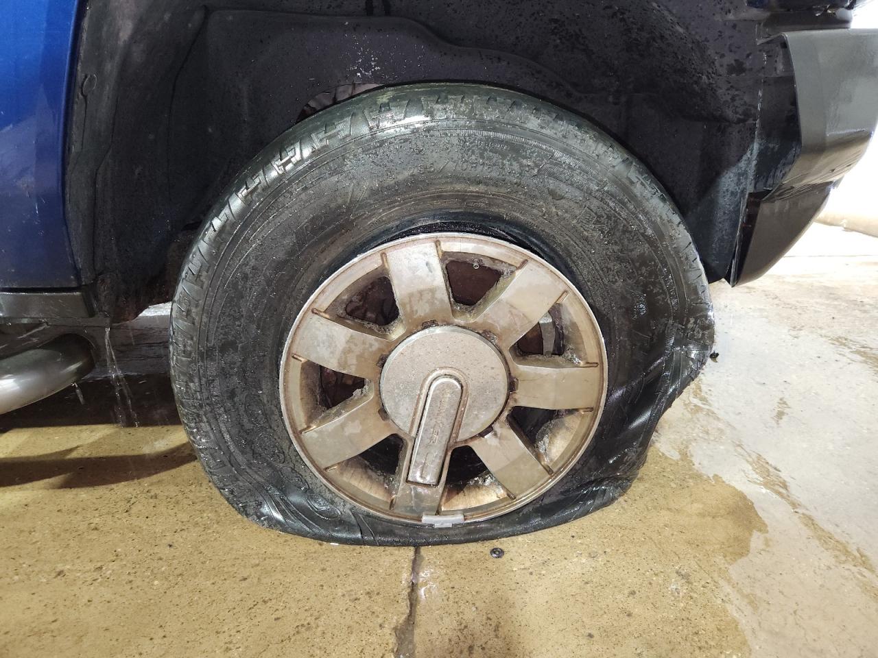 2006 Hummer H3 Blue vin: 5GTDN136668149492 Damage: Right Front Wheel, Corrosion, > 12 Inches