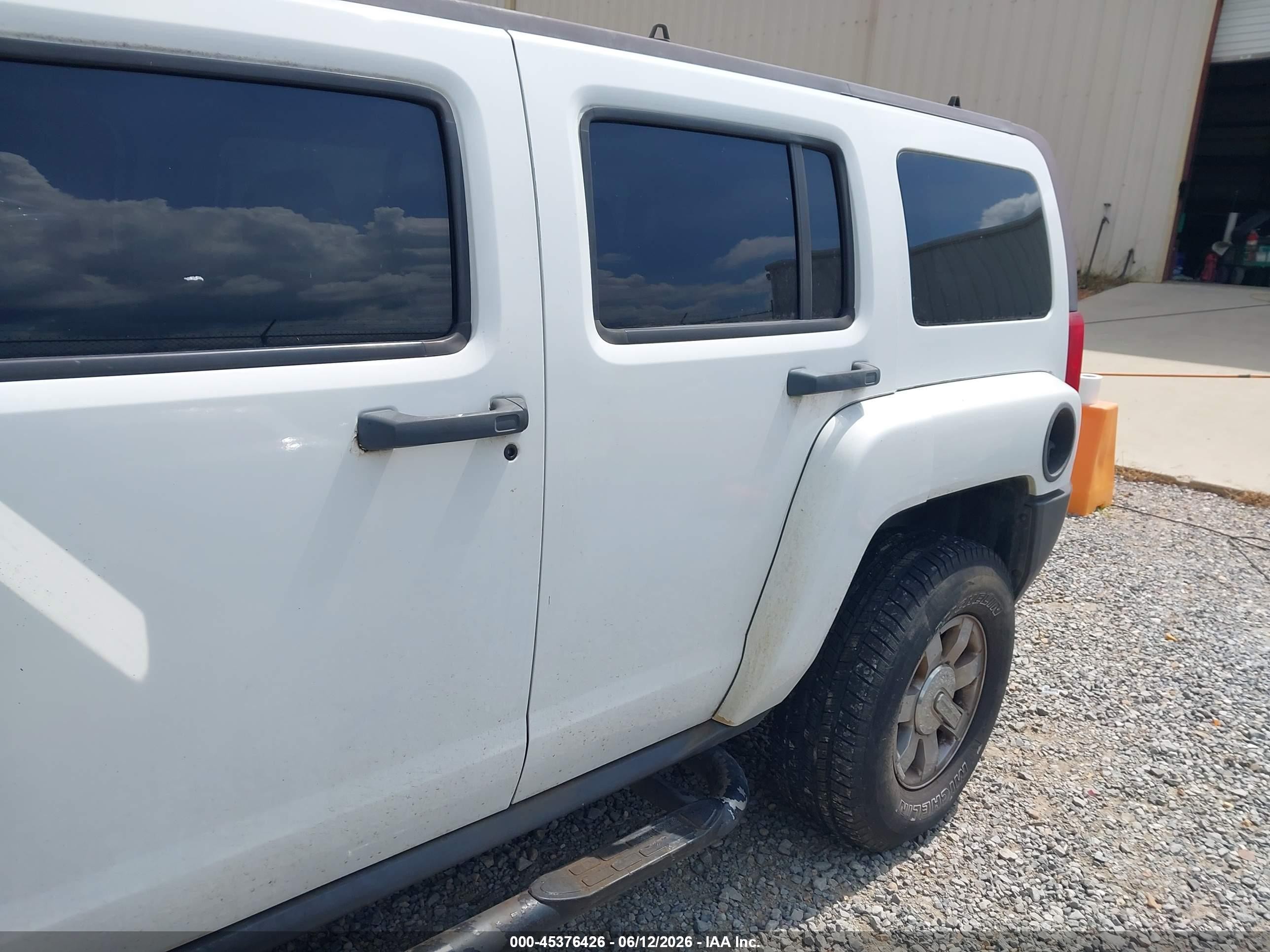 2006 Hummer H3 Suv   White vin: 5GTDN136668196876