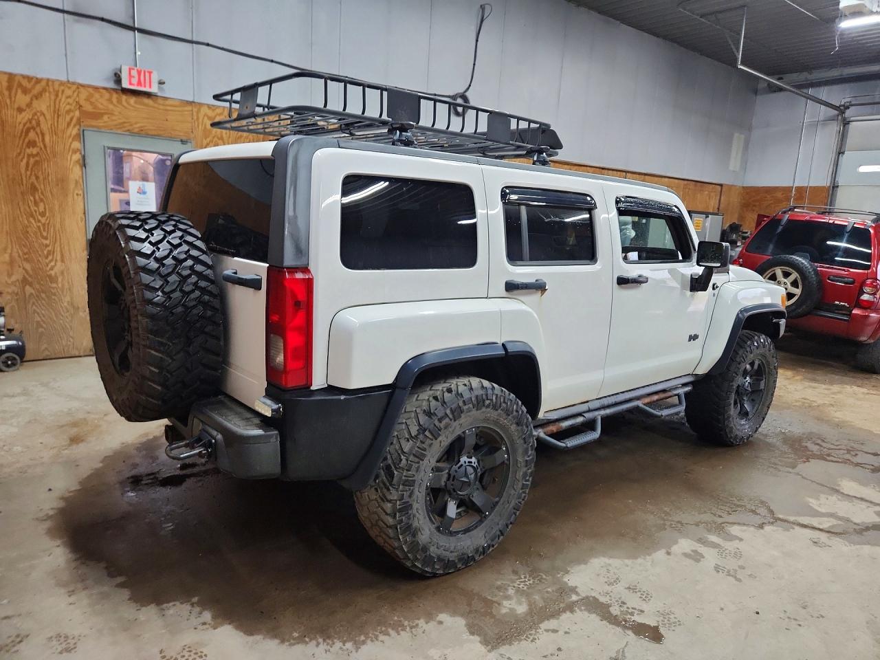2009 Hummer H3 White vin: 5GTEN13E298112570