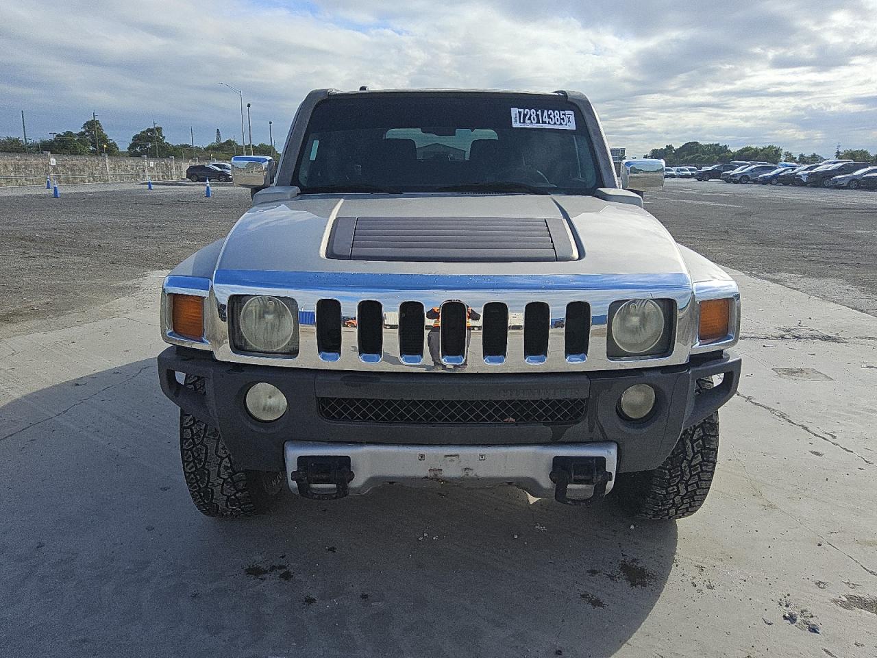 2008 Hummer H3 Gray vin: 5GTEN13E588142032 Damage: Front Bumper, Heavy Scratch, 3 To 4 Inches