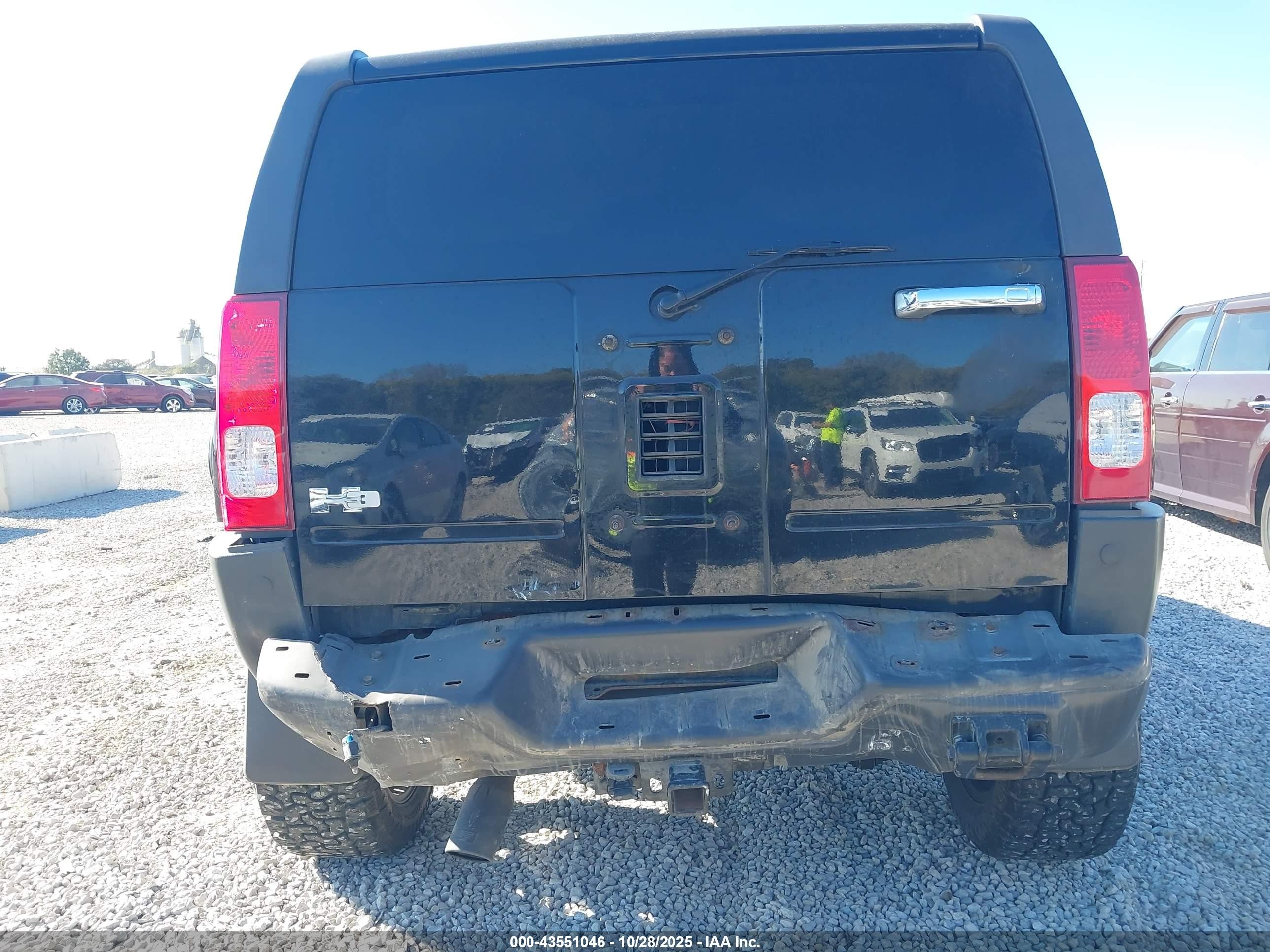 2009 Hummer H3 Suv   Black vin: 5GTEN13E798106425
