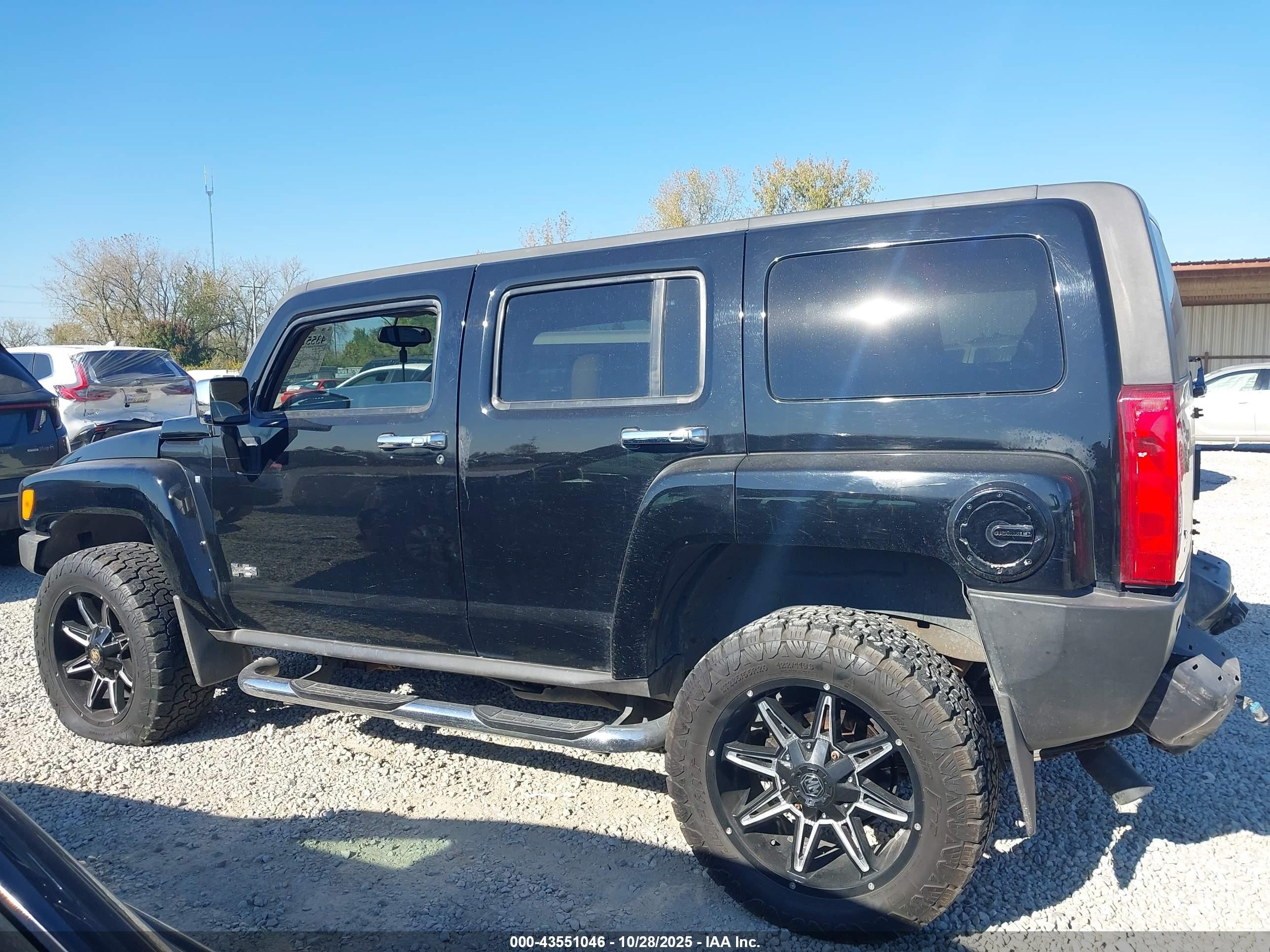 2009 Hummer H3 Suv   Black vin: 5GTEN13E798106425