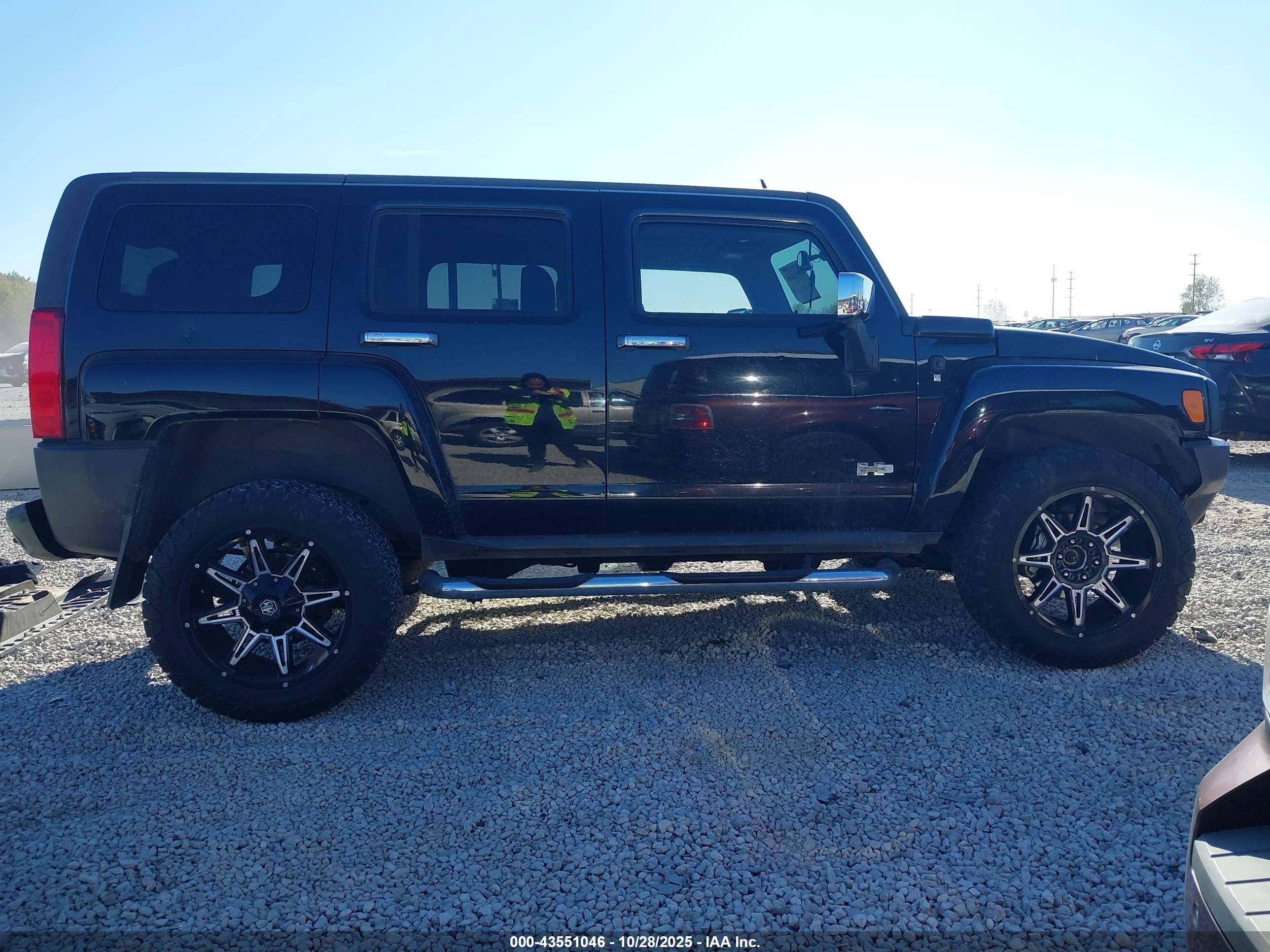 2009 Hummer H3 Suv   Black vin: 5GTEN13E798106425